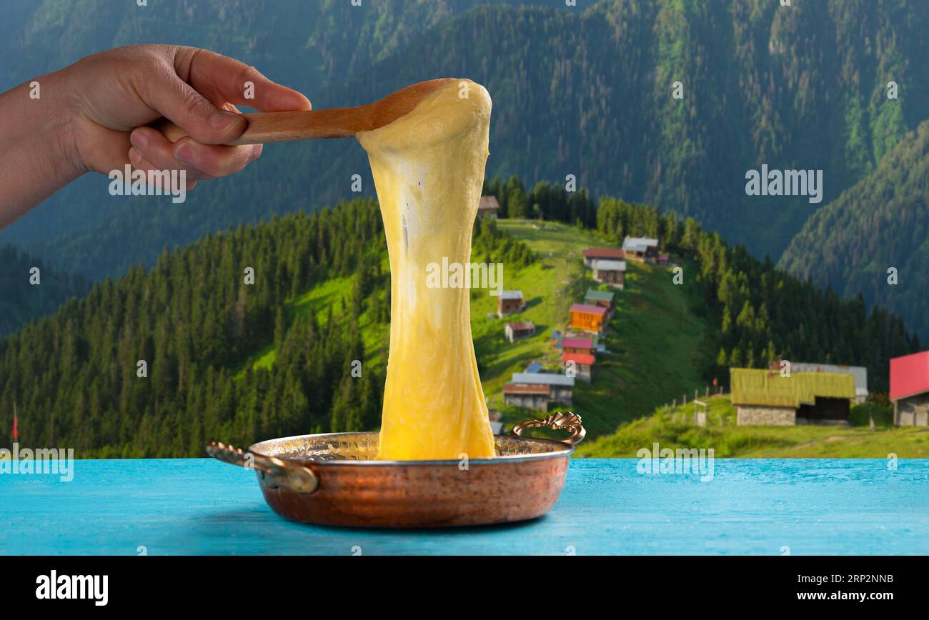 Kuymak o Mihlama. Il famoso piatto locale per la colazione della regione del Mar Nero. I migliori piatti della cucina turca. Turchia nord-orientale Foto Stock