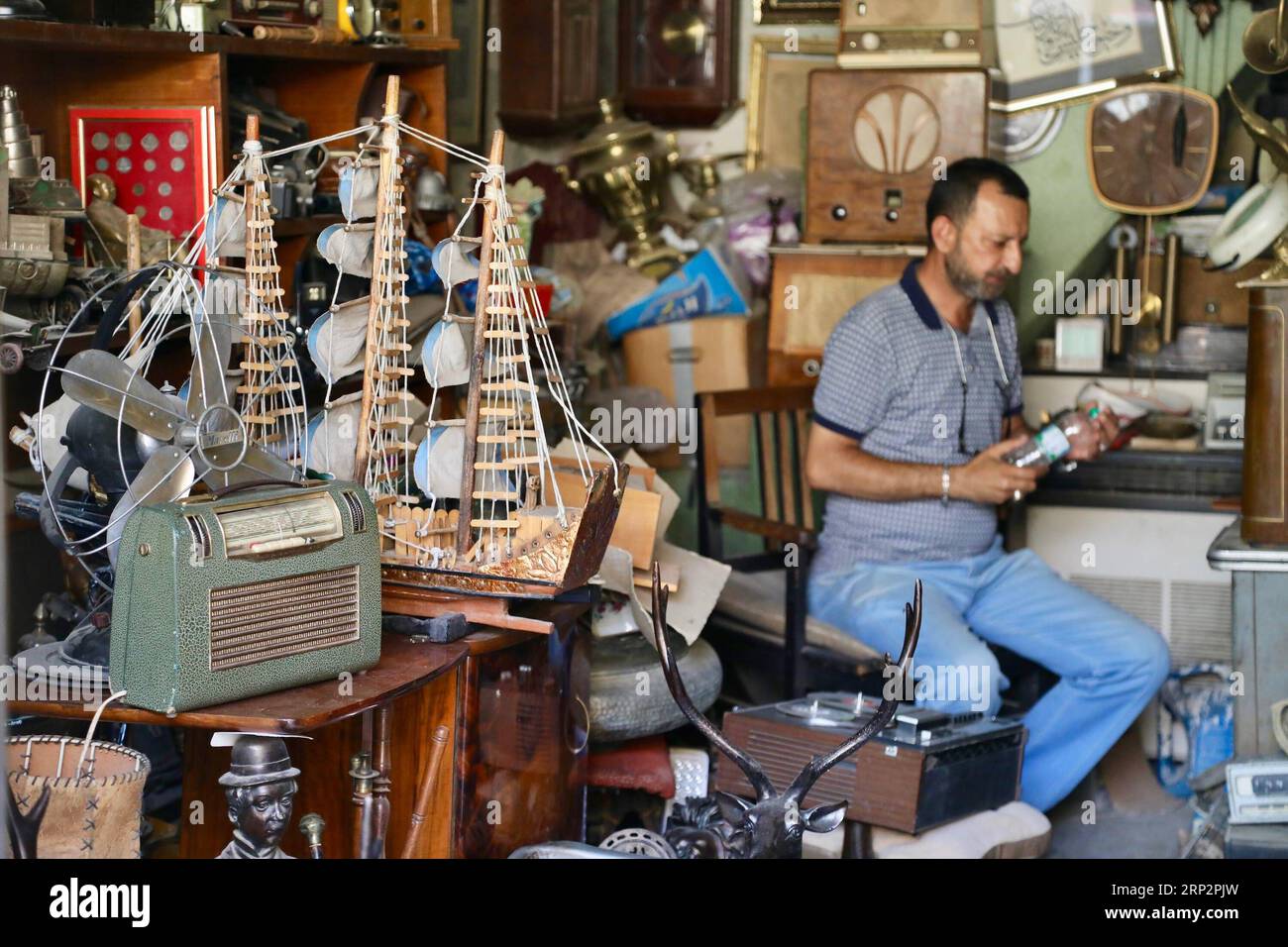 (180909) -- BAGHDAD, 9 settembre 2018 -- foto scattata il 16 agosto 2018 mostra un venditore in un negozio di antiquariato nel mercato di al-Mdallal nel centro di Baghdad, Iraq. I negozi di antiquariato nel Souq al-Mdallal o al-Mdallal Market, nel centro di Baghdad, espongono tesori di qualità museale. DA NON PERDERE: Negozi d'antiquariato di Baghdad racconto della città, nonostante negligenza, stagnazione) (yg) IRAQ-BAGHDAD-ANTIQUARIATO MERCATO KhalilxDawood PUBLICATIONxNOTxINxCHN Foto Stock