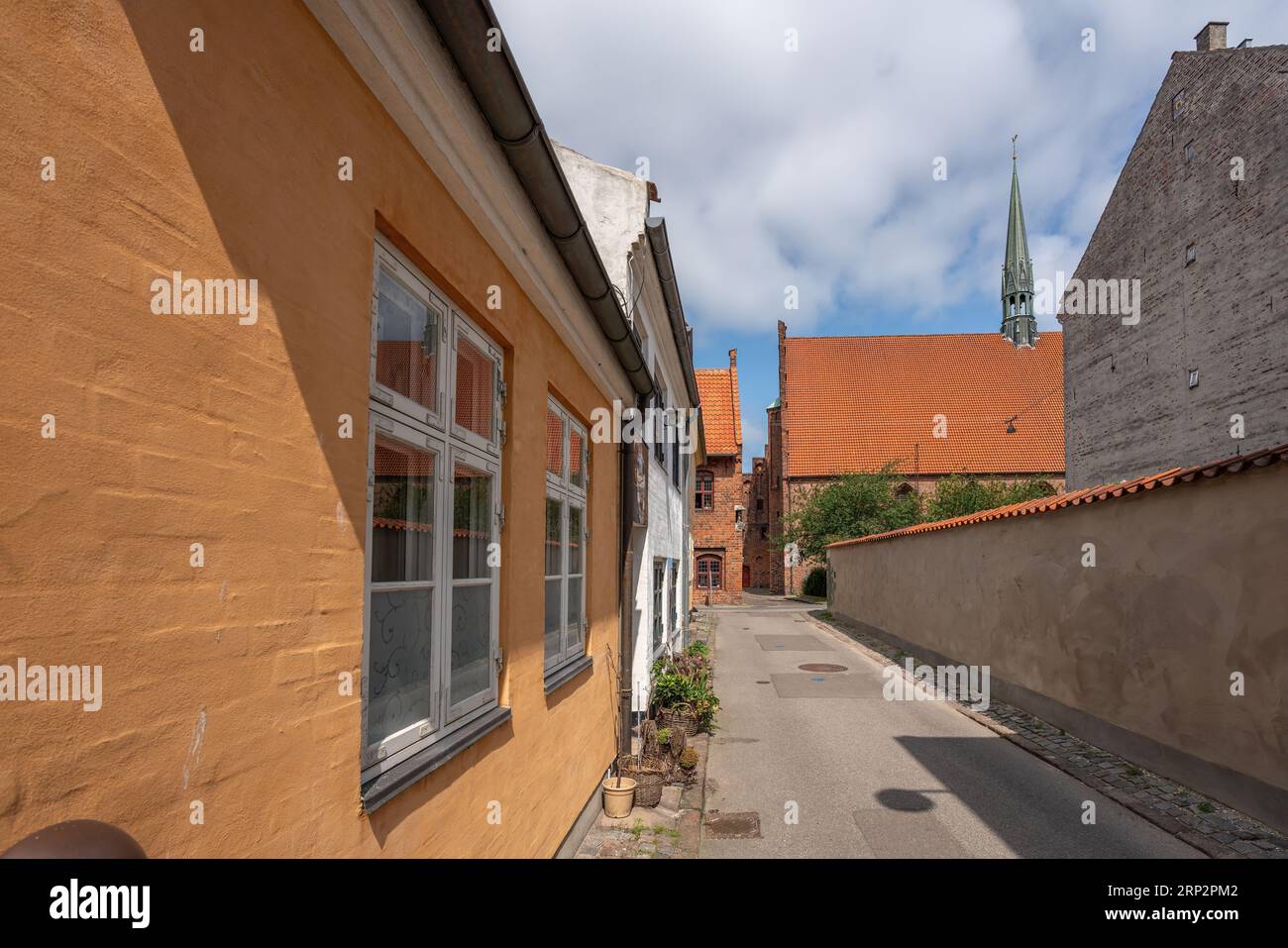 Elsinore Street con St. Mary Church - Helsingor, Danimarca Foto Stock