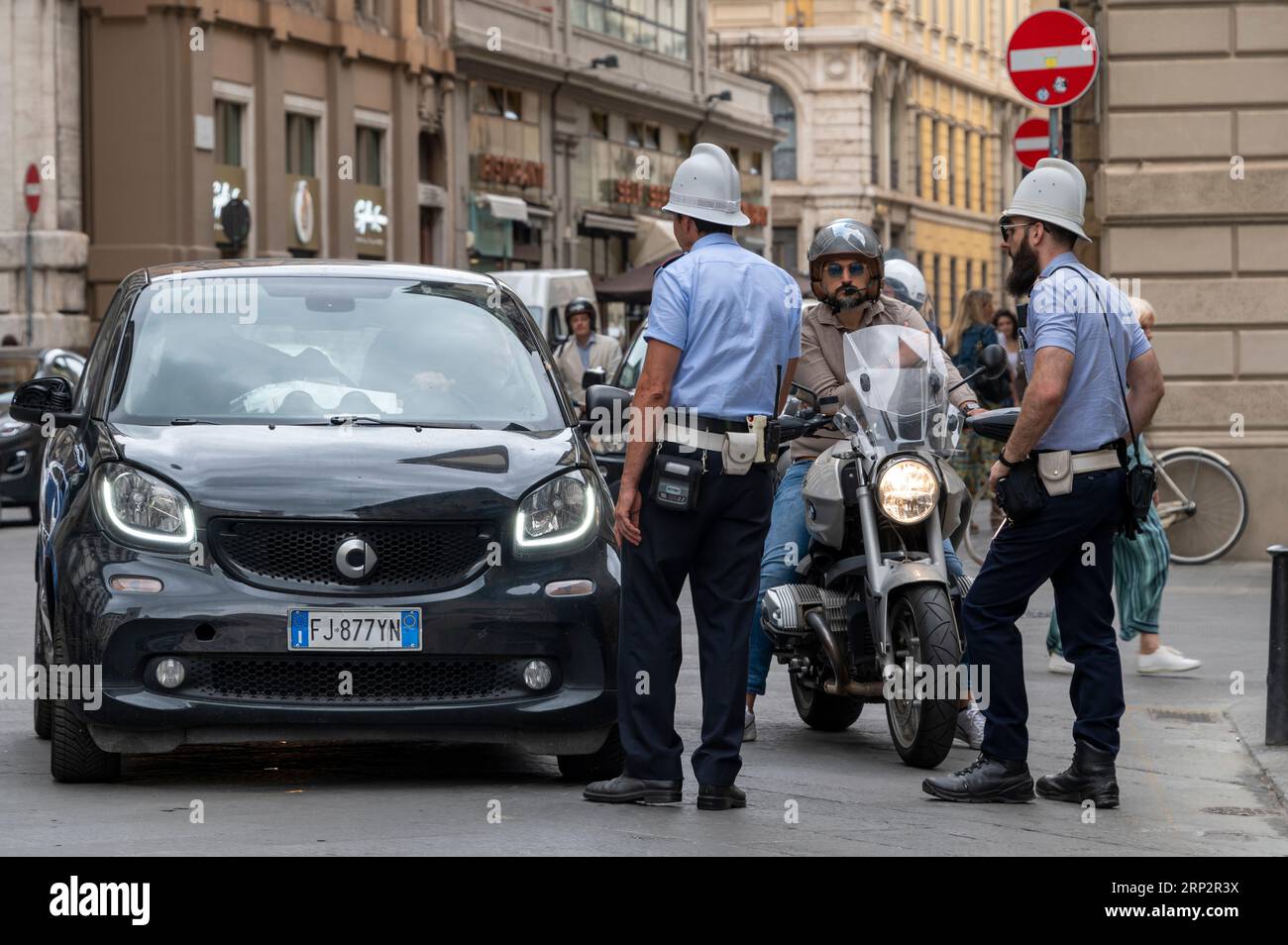 Casco bianco polizia stradale in servizio in una strada principale di Firenze nella regione Toscana d'Italia. Foto Stock