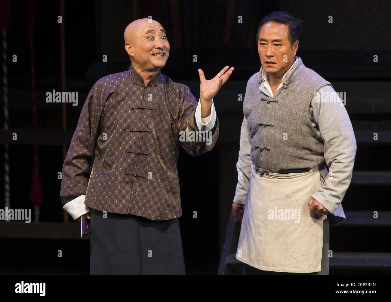 (180910) -- MISSISSAUGA, 10 settembre 2018 -- Chen Peisi (L) e Yang Lixin si esibiscono nel teatro drammatico Stage al Mississauga Living Arts Centre di Mississauga, The Greater Toronto area (GTA), Canada, il 9 settembre 2018. Il dramma diretto dall'artista comico cinese Chen Peisi racconta una storia degli artisti dell'Opera di Pechino negli anni '1930 )(yy) CANADA-MISSISSAUGA-CHINESE THEATER DRAMA-STAGE ZouxZheng PUBLICATIONxNOTxINxCHN Foto Stock