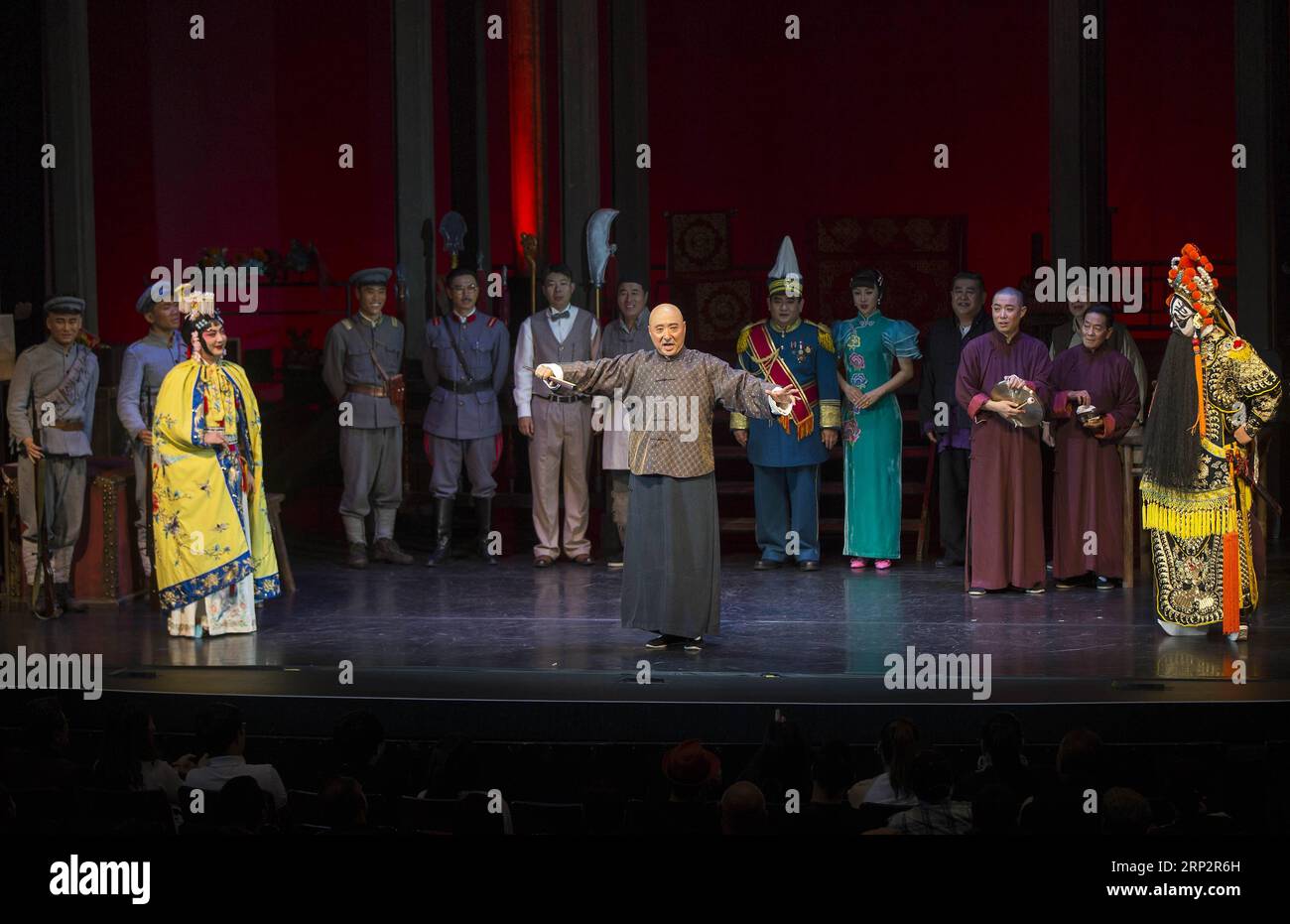(180910) -- MISSISSAUGA, 10 settembre 2018 -- Chen Peisi (C) si esibisce nel teatro drammatico Stage al Mississauga Living Arts Centre di Mississauga, The Greater Toronto area (GTA), Canada, il 9 settembre 2018. Il dramma diretto dall'artista comico cinese Chen Peisi racconta una storia degli artisti dell'Opera di Pechino negli anni '1930 )(yy) CANADA-MISSISSAUGA-CHINESE THEATER DRAMA-STAGE ZouxZheng PUBLICATIONxNOTxINxCHN Foto Stock