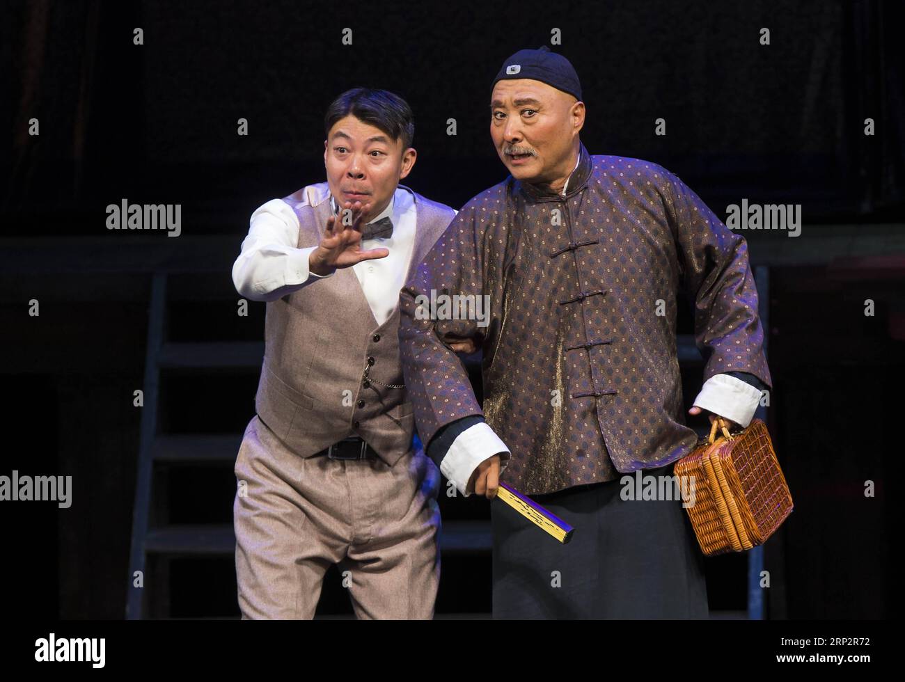 (180910) -- MISSISSAUGA, 10 settembre 2018 -- Chen Peisi (R) e Guo Xiao si esibiscono nel teatro drammatico Stage al Mississauga Living Arts Centre di Mississauga, The Greater Toronto area (GTA), Canada, il 9 settembre 2018. Il dramma diretto dall'artista comico cinese Chen Peisi racconta una storia degli artisti dell'Opera di Pechino negli anni '1930 )(yy) CANADA-MISSISSAUGA-CHINESE THEATER DRAMA-STAGE ZouxZheng PUBLICATIONxNOTxINxCHN Foto Stock