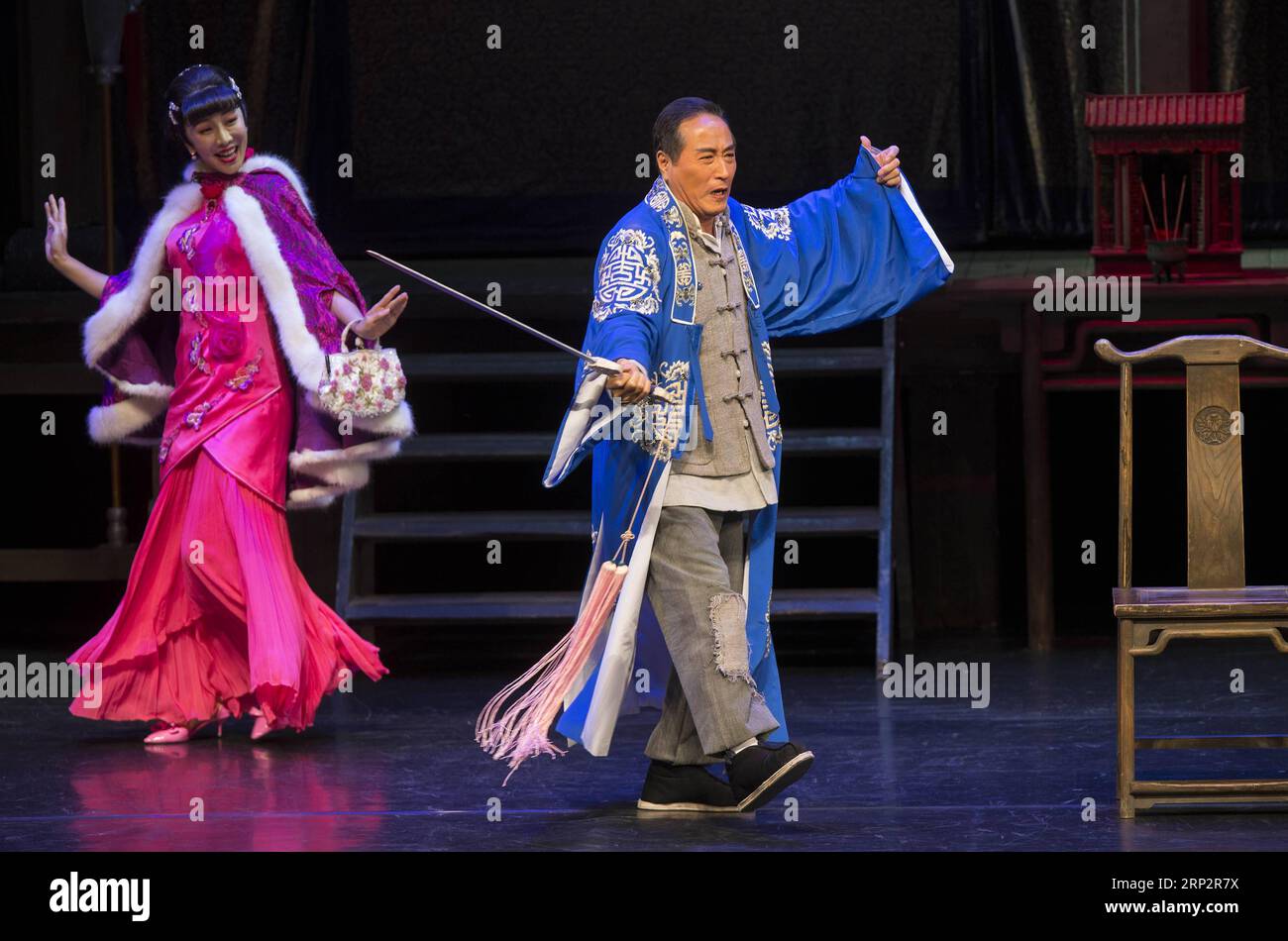 (180910) - MISSISSAUGA, 10 settembre 2018 - Yang Lixin (R) e Xu Jingyao si esibiscono nel teatro drammatico Stage al Mississauga Living Arts Centre di Mississauga, The Greater Toronto area (GTA), Canada, il 9 settembre 2018. Il dramma diretto dall'artista comico cinese Chen Peisi racconta una storia degli artisti dell'Opera di Pechino negli anni '1930 )(yy) CANADA-MISSISSAUGA-CHINESE THEATER DRAMA-STAGE ZouxZheng PUBLICATIONxNOTxINxCHN Foto Stock