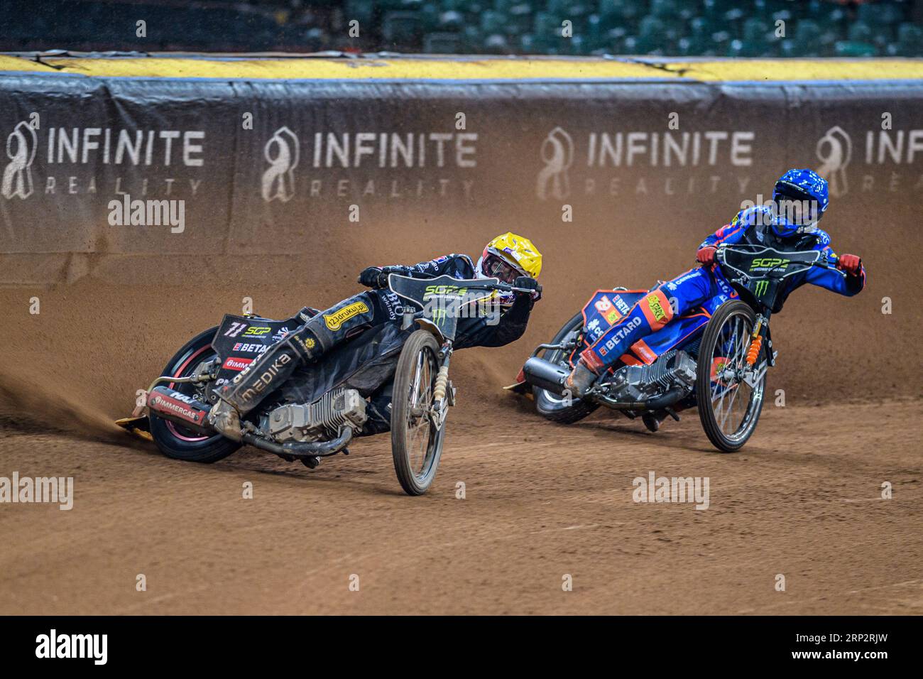 Maciej Janowski (71) (giallo) guida Andzejs Lebedevs (29) (Blu) durante il FIM Speedway Grand Prix di Gran Bretagna al Principality Stadium di Cardiff sabato 2 settembre 2023. (Foto: Ian Charles | mi News) crediti: MI News & Sport /Alamy Live News Foto Stock