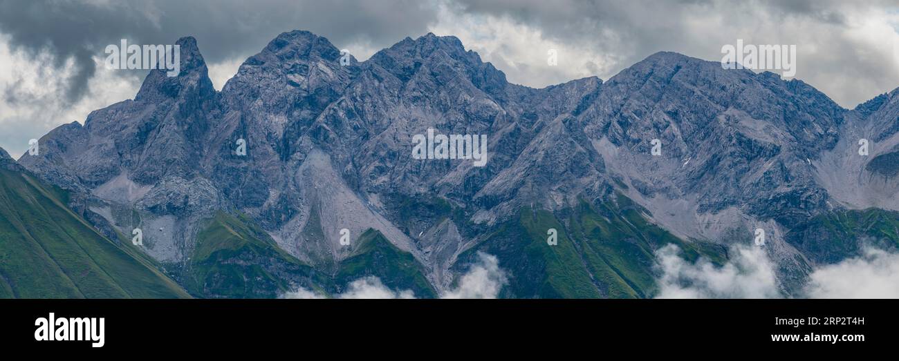 Panorama montano con Trettachspitze, 2595 m, Maedelegabel, 2645 m, Hochfrottspitze, 2649 m, e Bockkarkopf, 2609 m, Allgaeuer Hauptkamm, Allgaeuer Foto Stock
