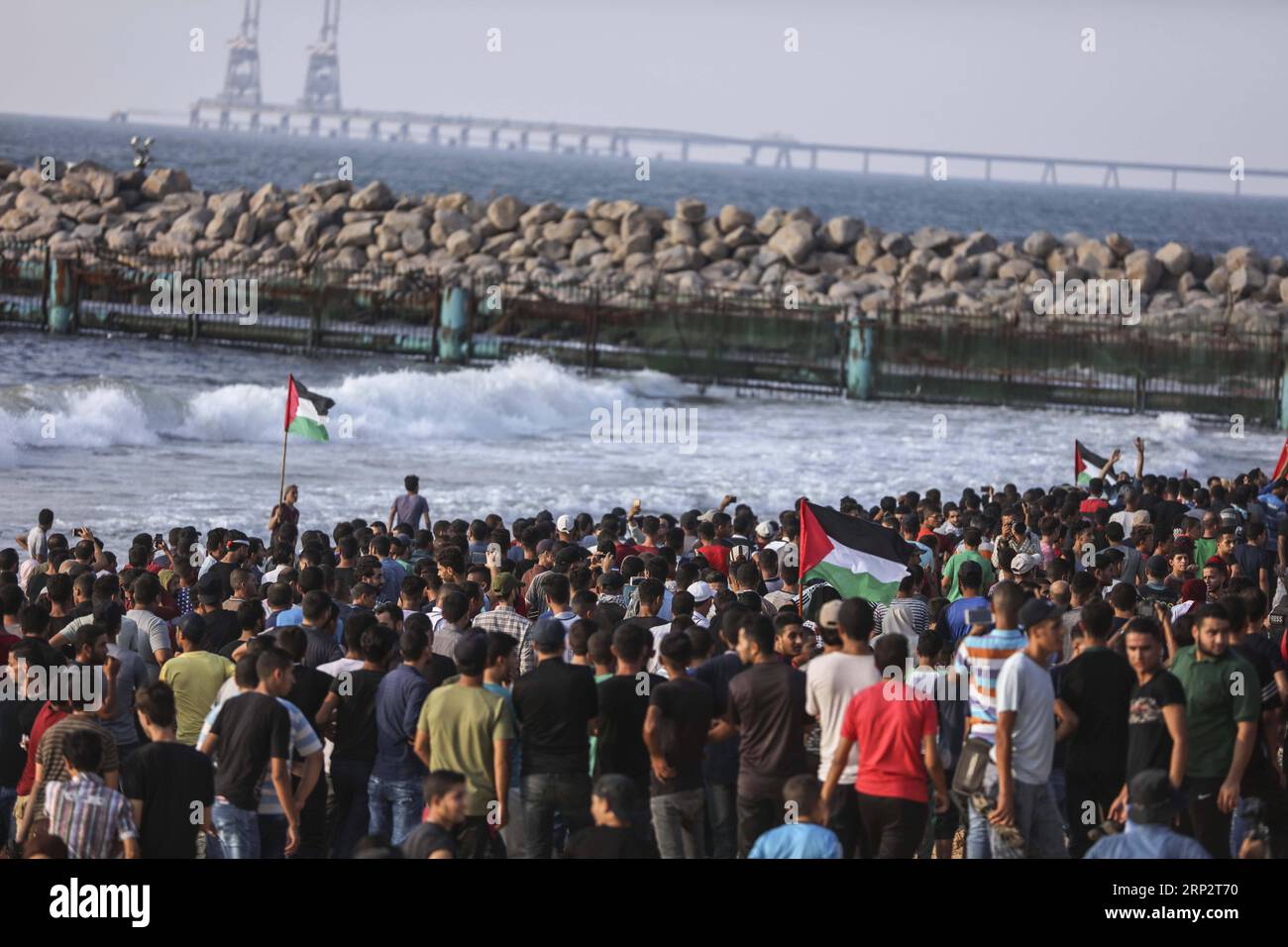 (180911) -- GAZA, 11 settembre 2018 -- i manifestanti palestinesi prendono parte agli scontri con le truppe israeliane su una spiaggia vicino al confine marittimo con Israele, nella Striscia di Gaza settentrionale, il 10 settembre 2018. ) (hy) MIDEAST-GAZA-CLASH WissamxNassar PUBLICATIONxNOTxINxCHN Foto Stock