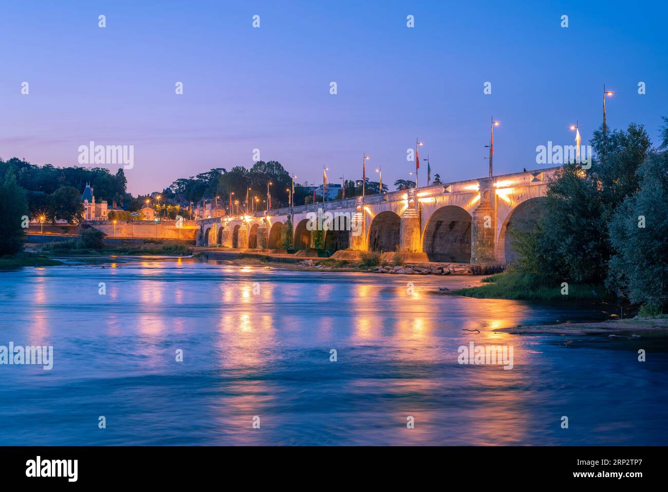 Scena notturna del famoso Wilson Bridge a Tours sul fiume Loira nella Valle della Loira in Francia Foto Stock
