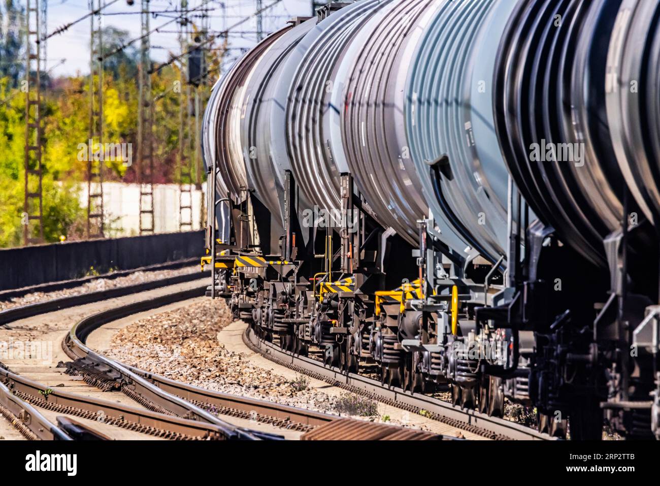 Treno merci con carri armati che viaggiano sulla cosiddetta Schusterbahn, una tangenziale della stazione principale di Stoccarda, Stoccarda, Baden-Wuerttemberg, Germania Foto Stock