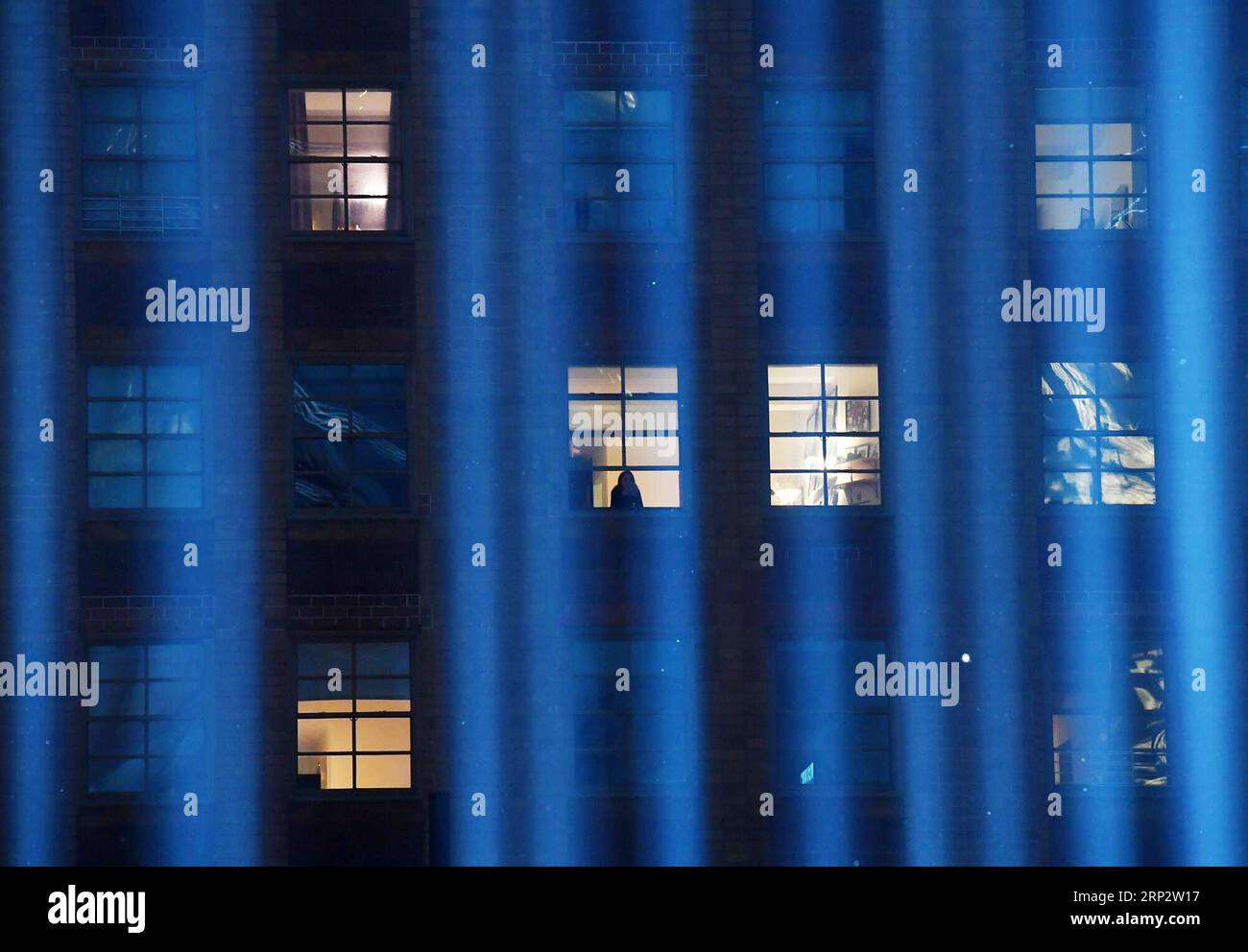 (180912) -- NEW YORK, 12 settembre 2018 -- A Woman Views the Tribute in Light, un'installazione artistica di proiettori per creare due colonne verticali di luce per rappresentare le Twin Towers, a New York, negli Stati Uniti, l'11 settembre 2018. ) (hy) U.S.-NEW YORK-9/11 ATTACKS-17TH ANNIVERSARY LixRui PUBLICATIONxNOTxINxCHN Foto Stock