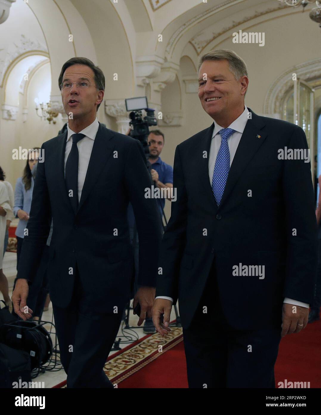 (180912) -- BUCAREST, 12 settembre 2018 -- la visita al primo ministro olandese Mark Rutte (L) è accolta dal presidente rumeno Klaus Iohannis al Palazzo Cotroceni di Bucarest, in Romania, 12 settembre 2018. Mark Rutte ha espresso mercoledì la sua disapprovazione per l'adesione della Romania allo spazio Schengen, in risposta alla richiesta di sostegno del paese in materia. ) ROMANIA-BUCAREST-OLANDESE pomeriggio-VISITA CristianxCristel PUBLICATIONxNOTxINxCHN Foto Stock