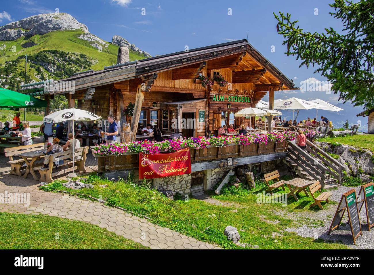 Berggasthof Almstueberl con terrazza solarium sui monti Rofan, Maurach, Achensee, Tirolo, Austria Foto Stock