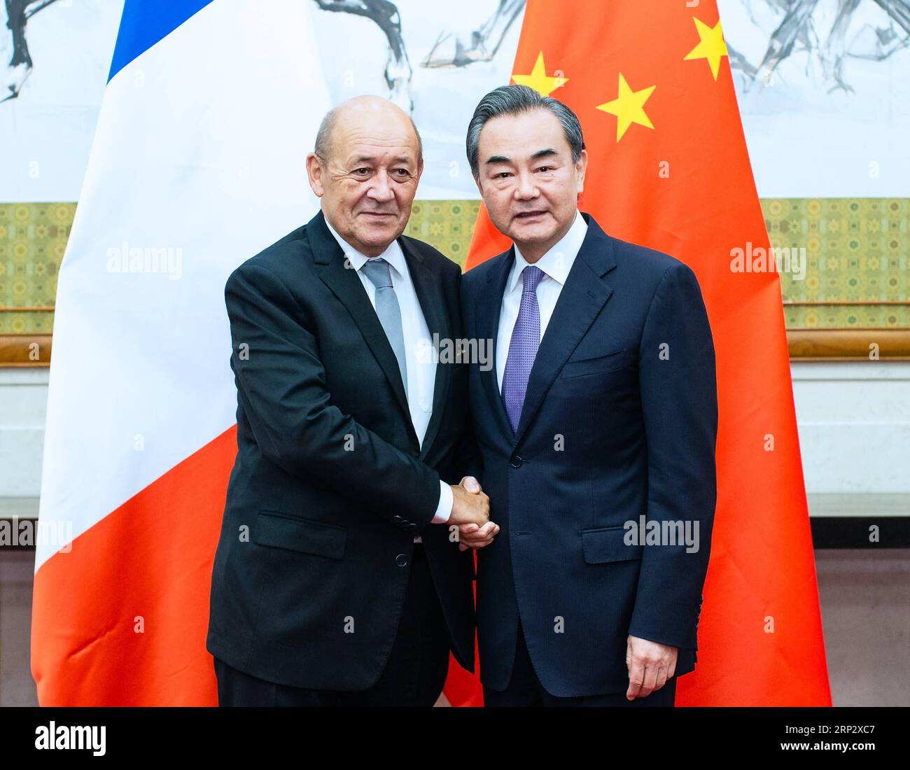 (180913) -- PECHINO, 13 settembre 2018 -- il consigliere di Stato cinese e ministro degli Esteri Wang Yi (R) tiene colloqui con il ministro degli Esteri francese Jean-Yves le Drian a Pechino, capitale della Cina, 13 settembre 2018. )(mcg) CHINA-BEIJING-WANG YI-FRENCH FM-TALKS (CN) LiuxBin PUBLICATIONxNOTxINxCHN Foto Stock