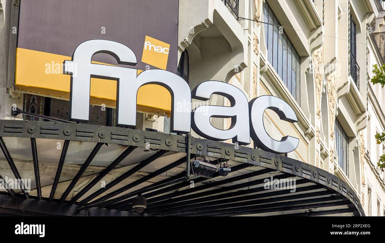 Insegna e logo sul negozio Fnac situato ad av des Ternes a Parigi. Fnac è una grande catena di negozi francesi che vendono prodotti culturali ed elettronici Foto Stock
