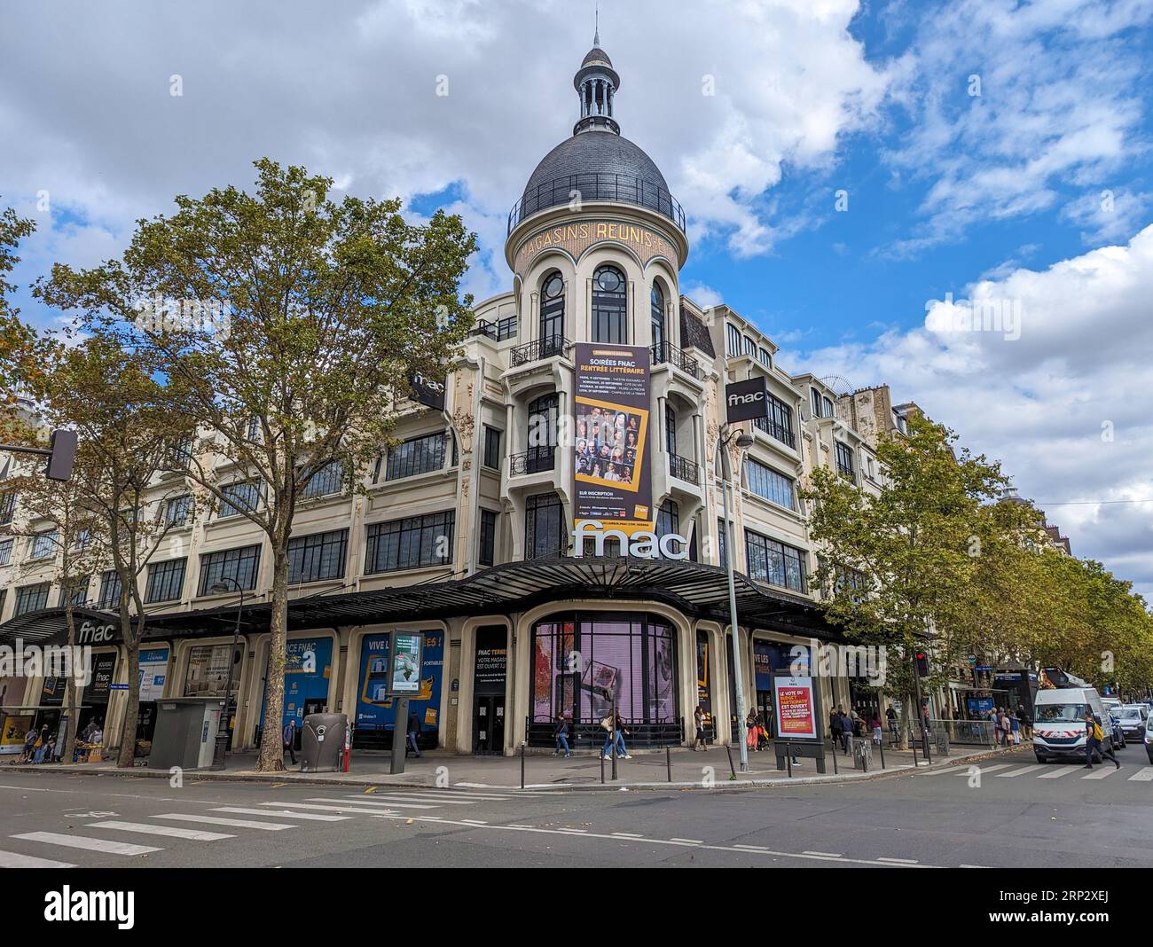 Vista dell'edificio Fnac situato in avenue des Ternes a Parigi. Fnac è una grande catena di negozi francesi che vendono prodotti culturali ed elettronici Foto Stock