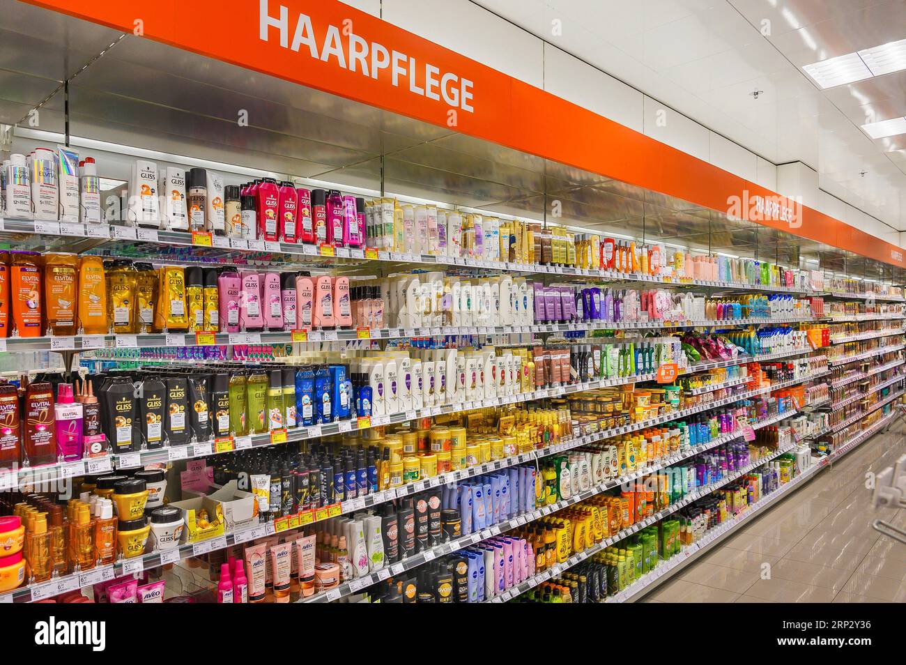 Scaffali con prodotti per la cura dei capelli in un grande magazzino, Allgaeu, Baviera, Germania Foto Stock