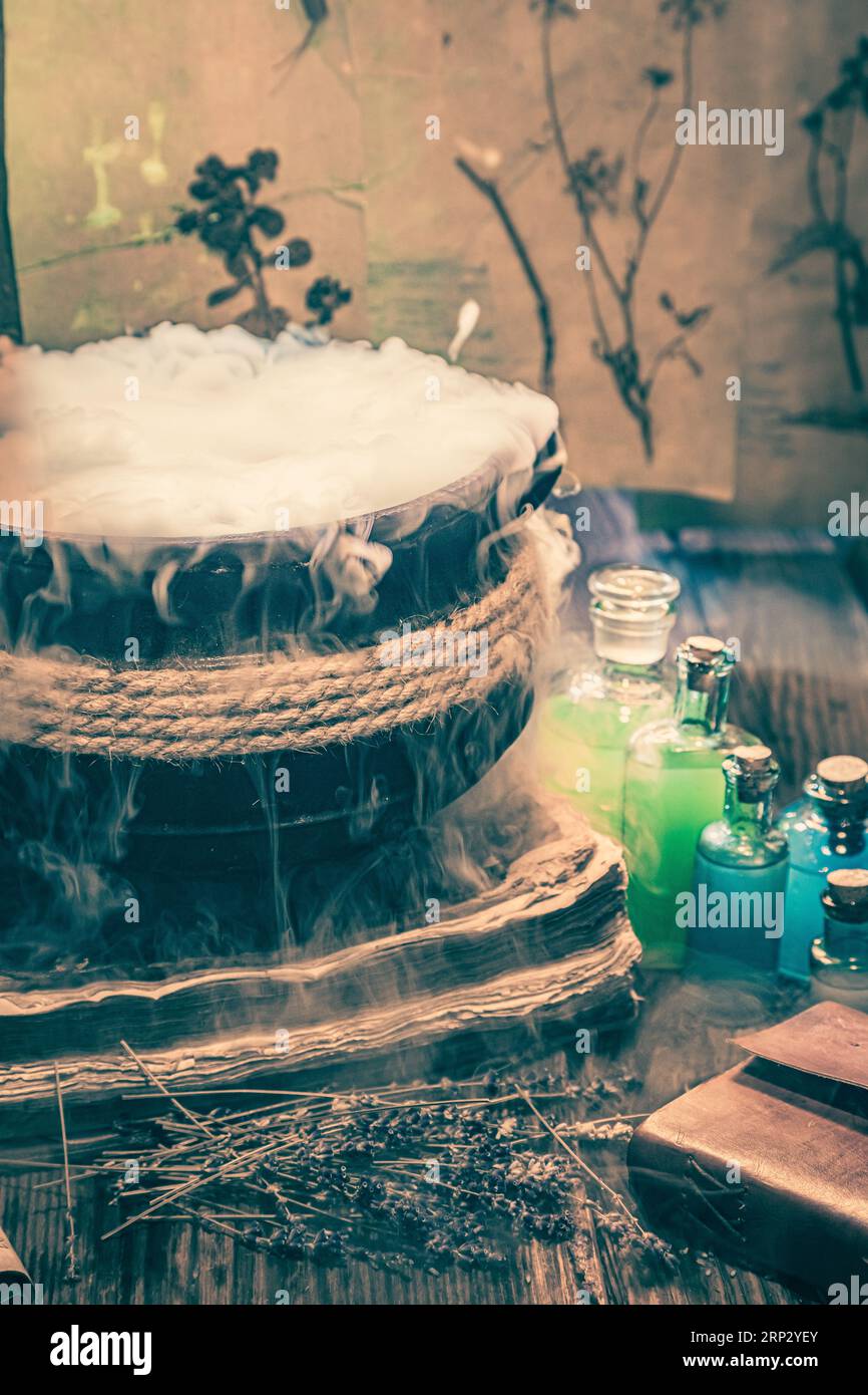 Magica calderone da strega con luce verde e blu. Sfondo suggestivo per Halloween. Foto Stock