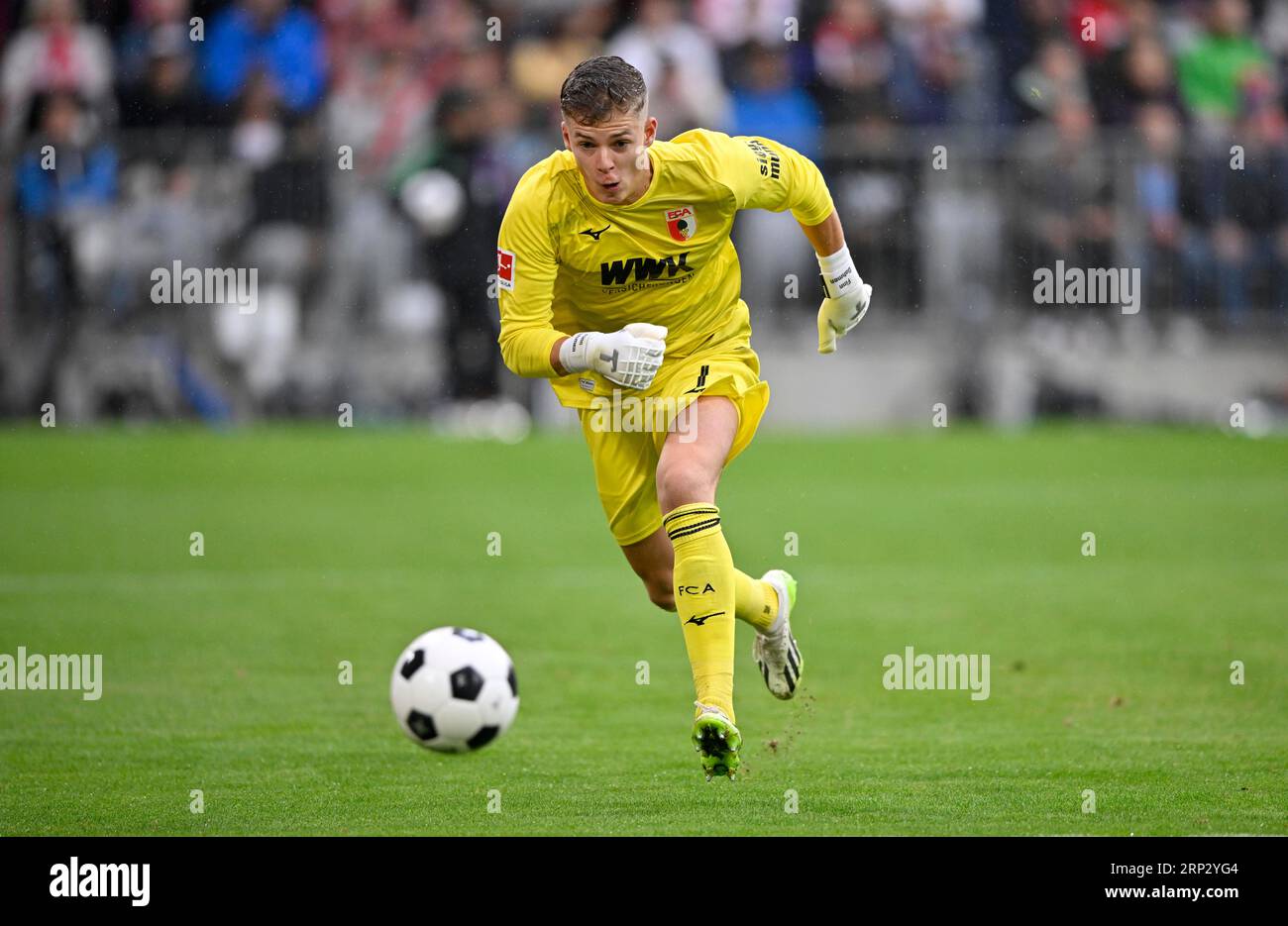 Il portiere Finn Dahmen FC Augsburg FCA (01) corre verso l'Allianz Arena di Monaco, Baviera, Germania Foto Stock