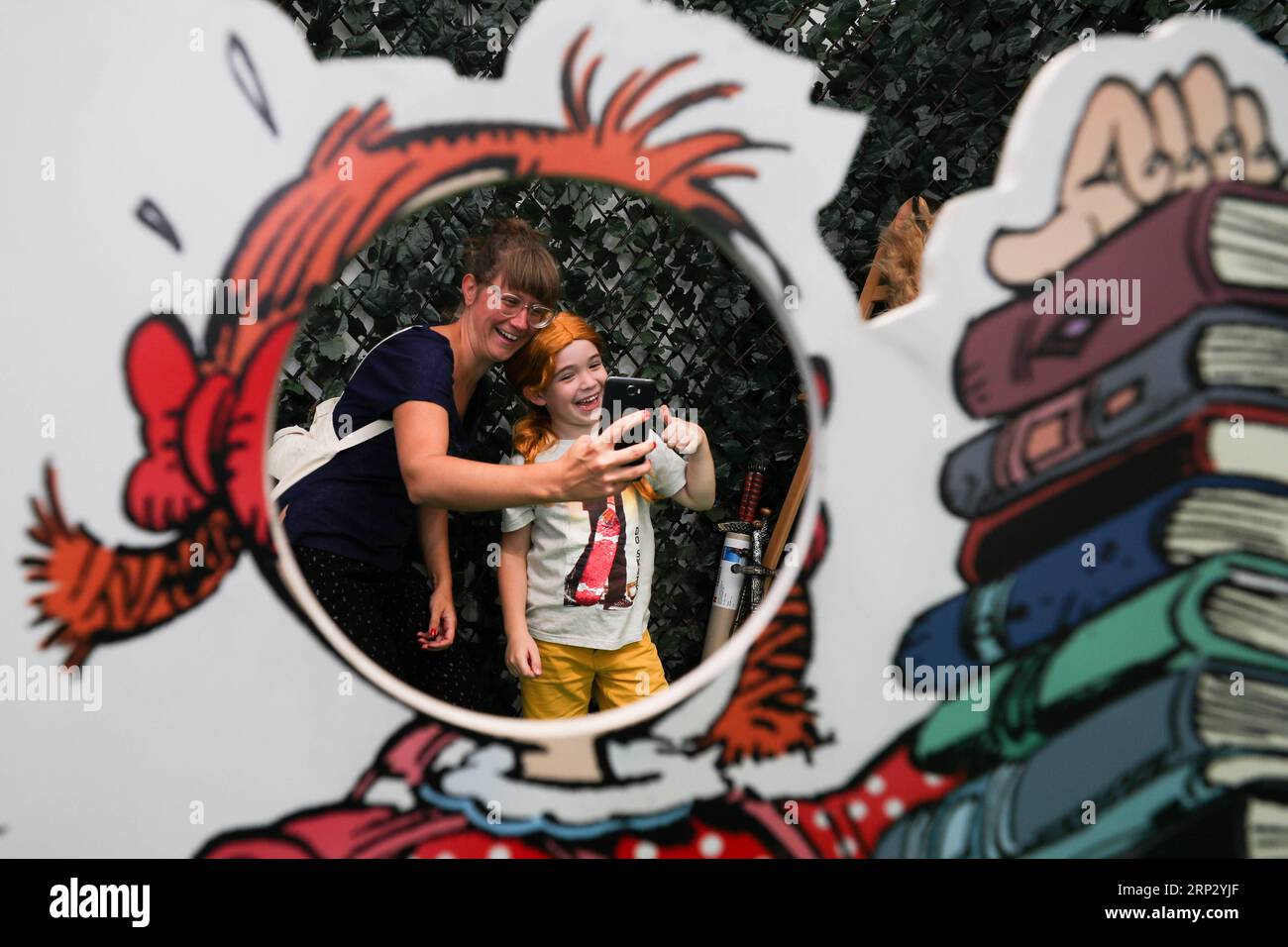 (180914) -- BRUXELLES, 14 settembre 2018 -- i visitatori fanno selfie durante l'annuale Comic Strip Festival nel centro di Bruxelles, in Belgio, il 14 settembre 2018. Iniziato nel 2010, il festival dei fumetti attrae visitatori e artisti da tutto il mondo ogni anno. Quest'anno il festival durerà tre giorni, con fiere dei fumetti, parata del giorno della mongolfiera, conferenze, proiezioni e iscrizioni per i fan dei fumetti. ) BELGIO-BRUXELLES-COMIC STRIP FESTIVAL ZhengxHuansong PUBLICATIONxNOTxINxCHN Foto Stock