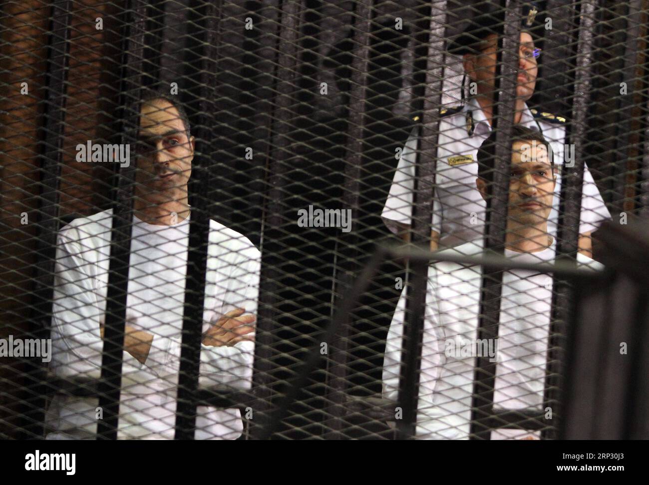 (180916) -- CAIRO, 16 settembre 2018 -- la foto del file scattata il 9 luglio 2012 mostra Gamal Mubarak (L) e Alaa Mubarak (R front) sono visti dietro le sbarre durante un processo al Cairo. Un tribunale egiziano ha ordinato sabato l'arresto di Gamal Mubarak e Alaa Mubarak, i figli dell'ex presidente Hosni Mubarak, e di altri due imputati per accuse di manipolazione del mercato azionario, ha riferito il sito ufficiale di Ahram News. ) EGITTO-CAIRO-POLITICI-FIGLI DI MUBARAK-ARRESTO AHMEDXGOMAA PUBLICATIONXNOTXINXCHN Foto Stock