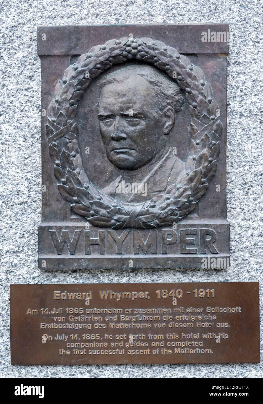 Edward Whymper Memorial. Guidò il primo accento di successo del Cervino nel 1865. La targa si trova all'esterno del Monte Rosa Hotel, Zermatt. Foto Stock