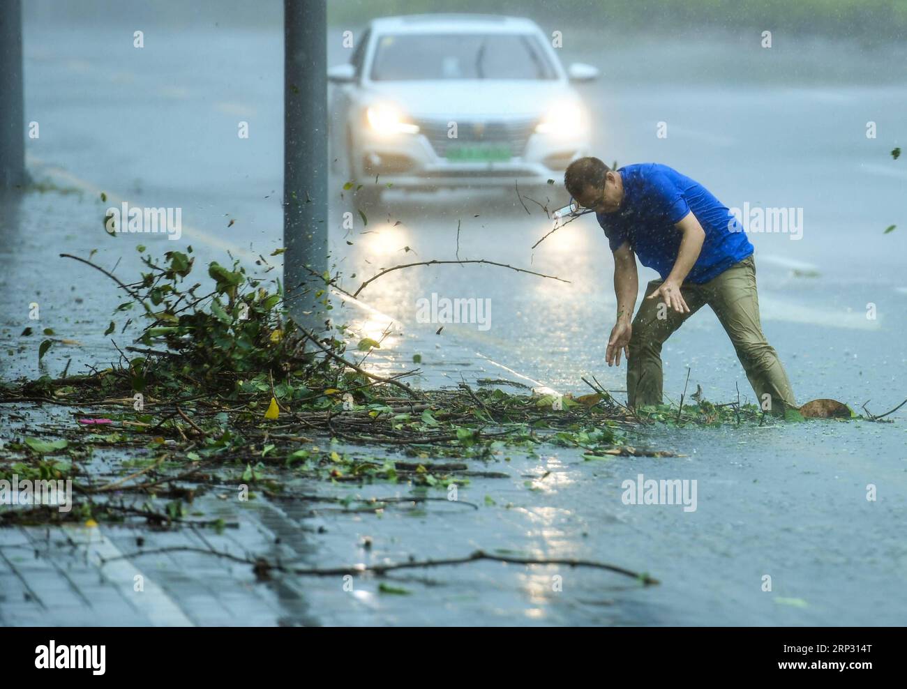 (180916) - SHENZHEN, 16 settembre 2018 - Un membro del personale sgombera le fognature bloccate su una strada nel distretto di Nanshan a Shenzhen, nella provincia del Guangdong della Cina meridionale, 16 settembre 2018. Secondo il Centro Meteorologico Nazionale della Cina, Mangkhut dovrebbe atterrare nel Guangdong tra domenica pomeriggio e sera. (Yxb) CHINA-GUANGDONG-TYPHOON MANGKHUT (CN) MaoxSiqian PUBLICATIONxNOTxINxCHN Foto Stock