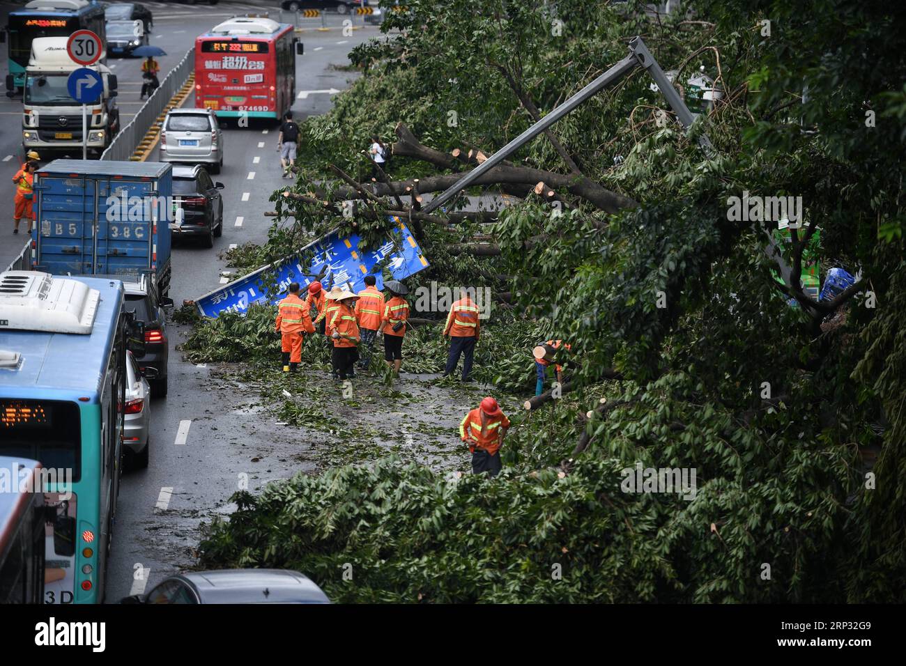 (180917) - SHENZHEN, 17 settembre 2018 -- People Clear a Street in Futian District of Shenzhen, South China 's Guangdong Province, 17 settembre 2018. L'autorità meteorologica locale ha annullato l'avvertimento giallo contro il tifone lunedì pomeriggio. I soccorsi in caso di calamità sono in corso. )(mcg) CHINA-SHENZHEN-TYPHOON MANGKHUT (CN) MaoxSiqian PUBLICATIONxNOTxINxCHN Foto Stock