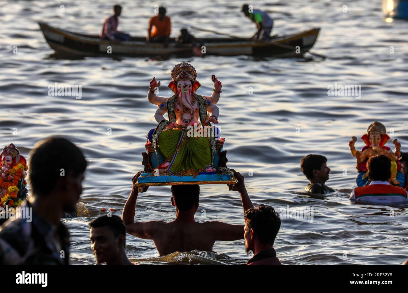 (180918) -- MUMBAI, 18 settembre 2018 () -- i devoti indiani portano un idolo del dio indù dalla testa di elefante Lord Ganesha per l'immersione nel quinto giorno del festival Ganesh come parte di un rituale, a Mumbai, India, 17 settembre 2018. (/Stringer) INDIA-MUMBAI-GANESH FESTIVAL-IMMERSIONE IN ACQUA Xinhua PUBLICATIONxNOTxINxCHN Foto Stock