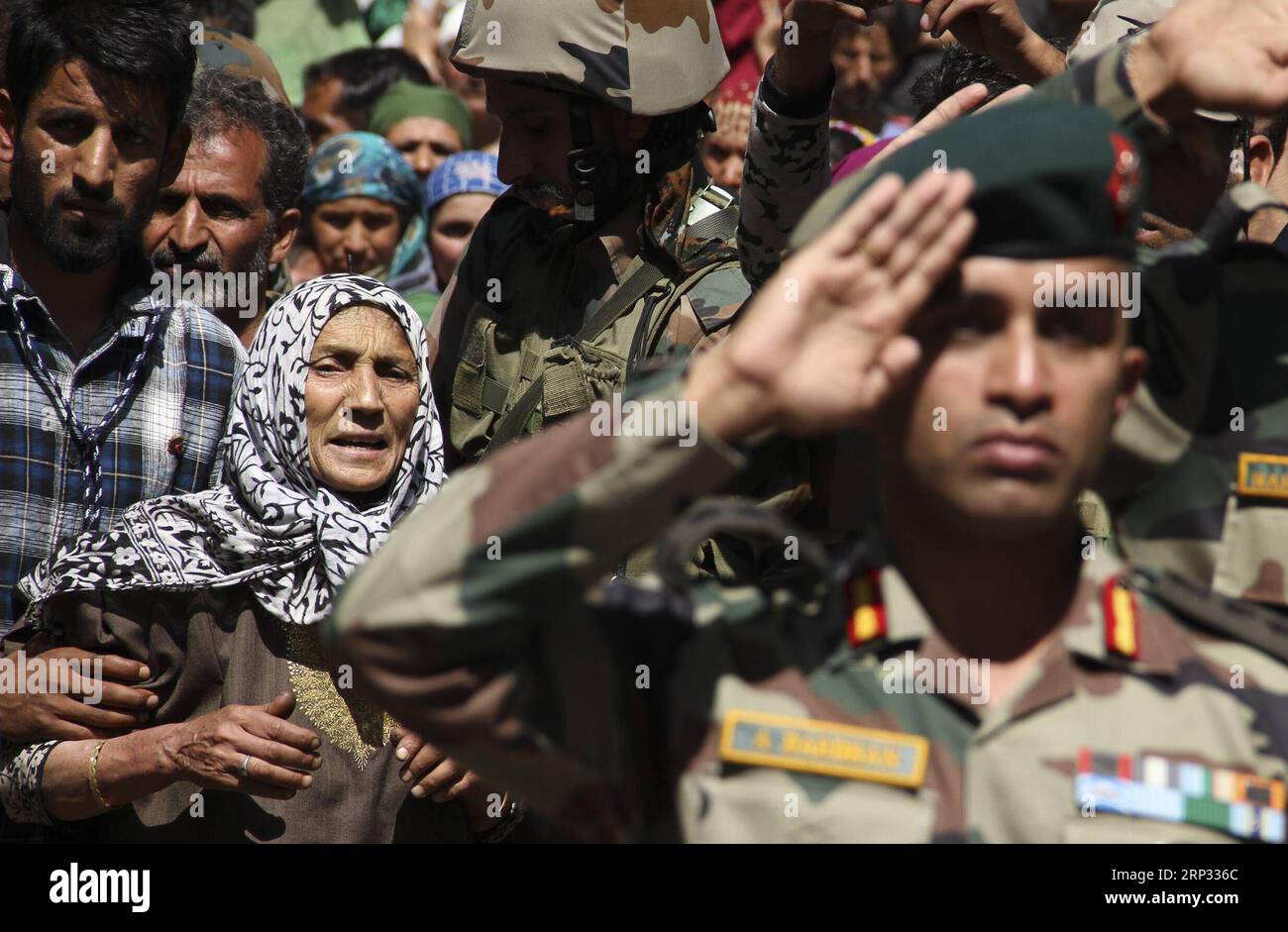 (180918) -- SRINAGAR, 18 settembre 2018 -- Una madre, il cui figlio è stato ucciso da sospetti militanti, reagisce durante la cerimonia di posa della corona del figlio nel campo base nel villaggio di Devsar nel distretto di Kulgam, circa 71 km a sud della città di Srinagar, la capitale estiva del Kashmir controllato dagli indiani, 18 settembre 2018. Un soldato dell'esercito in congedo è stato ucciso da sospetti militanti nel Kashmir controllato dagli indiani, ha detto la polizia lunedì. ) (wtc) KASHMIR-SRINAGAR-ARMY TROOPER-WREATH LAYING CEREMONY JavedxDar PUBLICATIONxNOTxINxCHN Foto Stock
