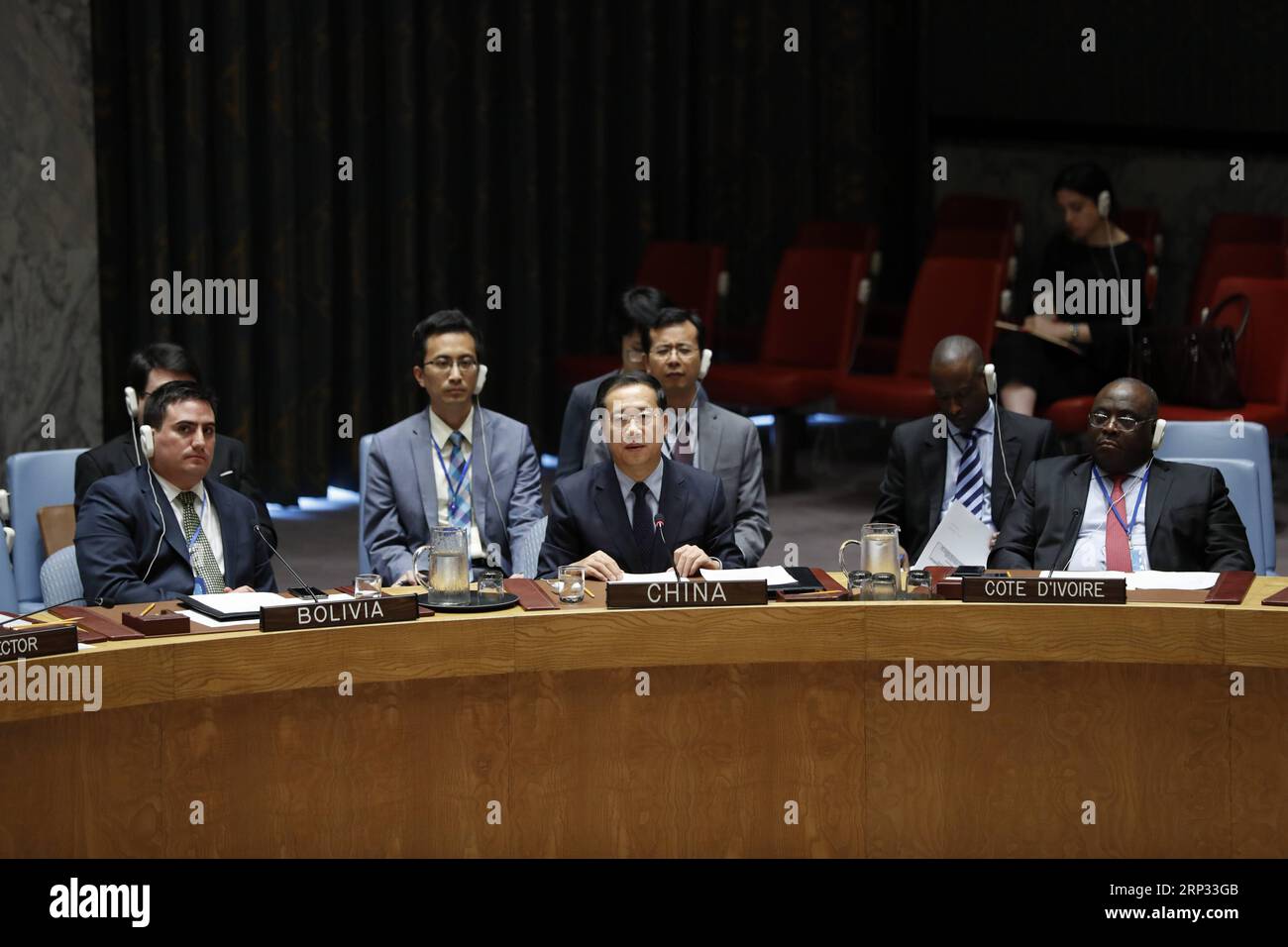 (180918) -- NAZIONI UNITE, 18 settembre 2018 -- ma Zhaoxu (C, Front), rappresentante permanente cinese presso le Nazioni Unite, si rivolge alla riunione del Consiglio di sicurezza sulla situazione in Afghanistan presso la sede delle Nazioni Unite a New York, 17 settembre 2018. Il principale inviato delle Nazioni Unite in Afghanistan ha espresso preoccupazione lunedì per le sfide politiche che ha detto potrebbero far deragliare le elezioni parlamentari nel paese devastato dalla guerra il mese prossimo. ) RIUNIONE DEL CONSIGLIO DI SICUREZZA delle Nazioni Unite - AFGHANISTAN LixMuzi PUBLICATIONxNOTxINxCHN Foto Stock