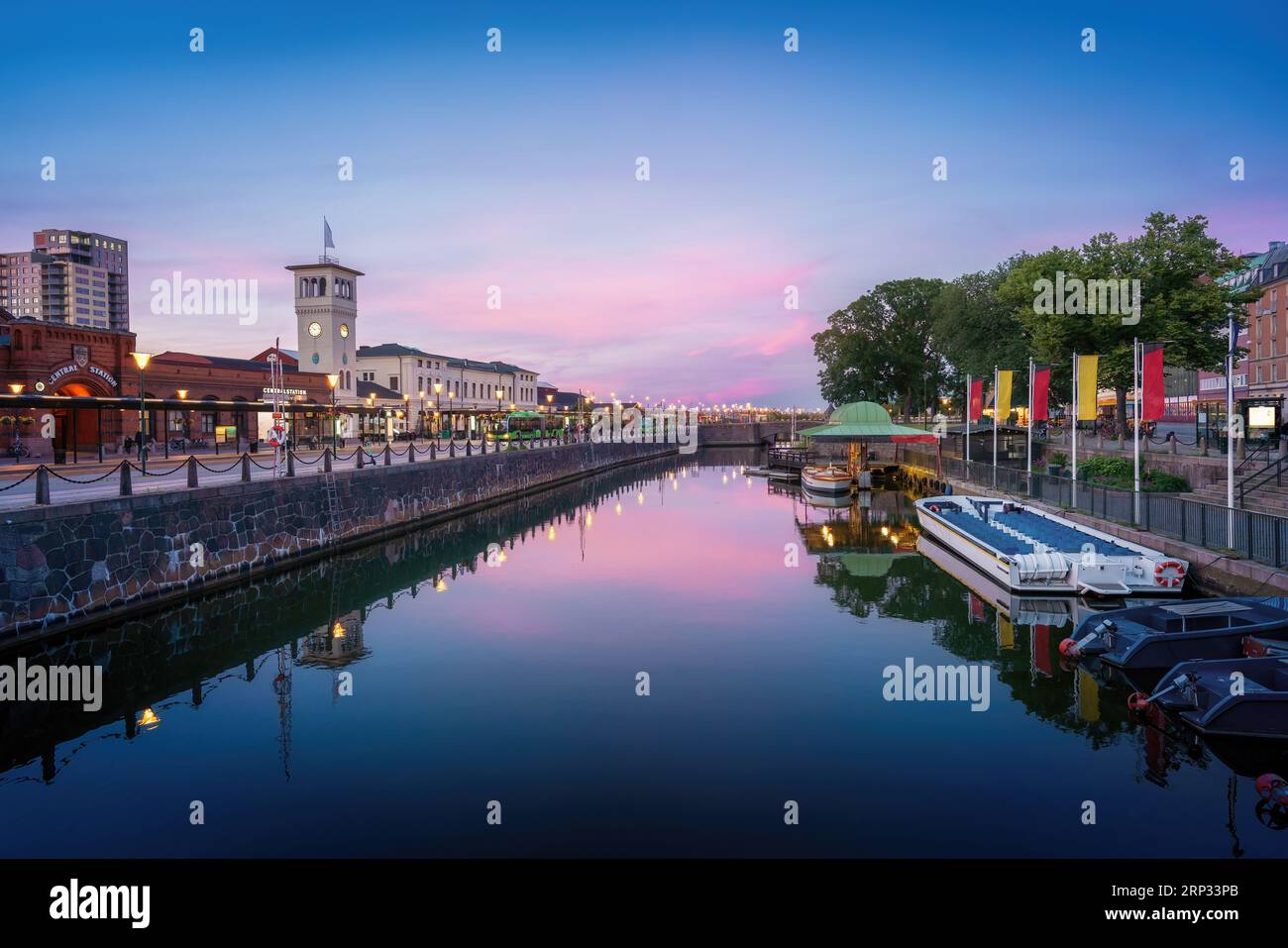 Profilo del canale di Malmo al tramonto con la stazione centrale di Malmo - Malmo, Svezia Foto Stock