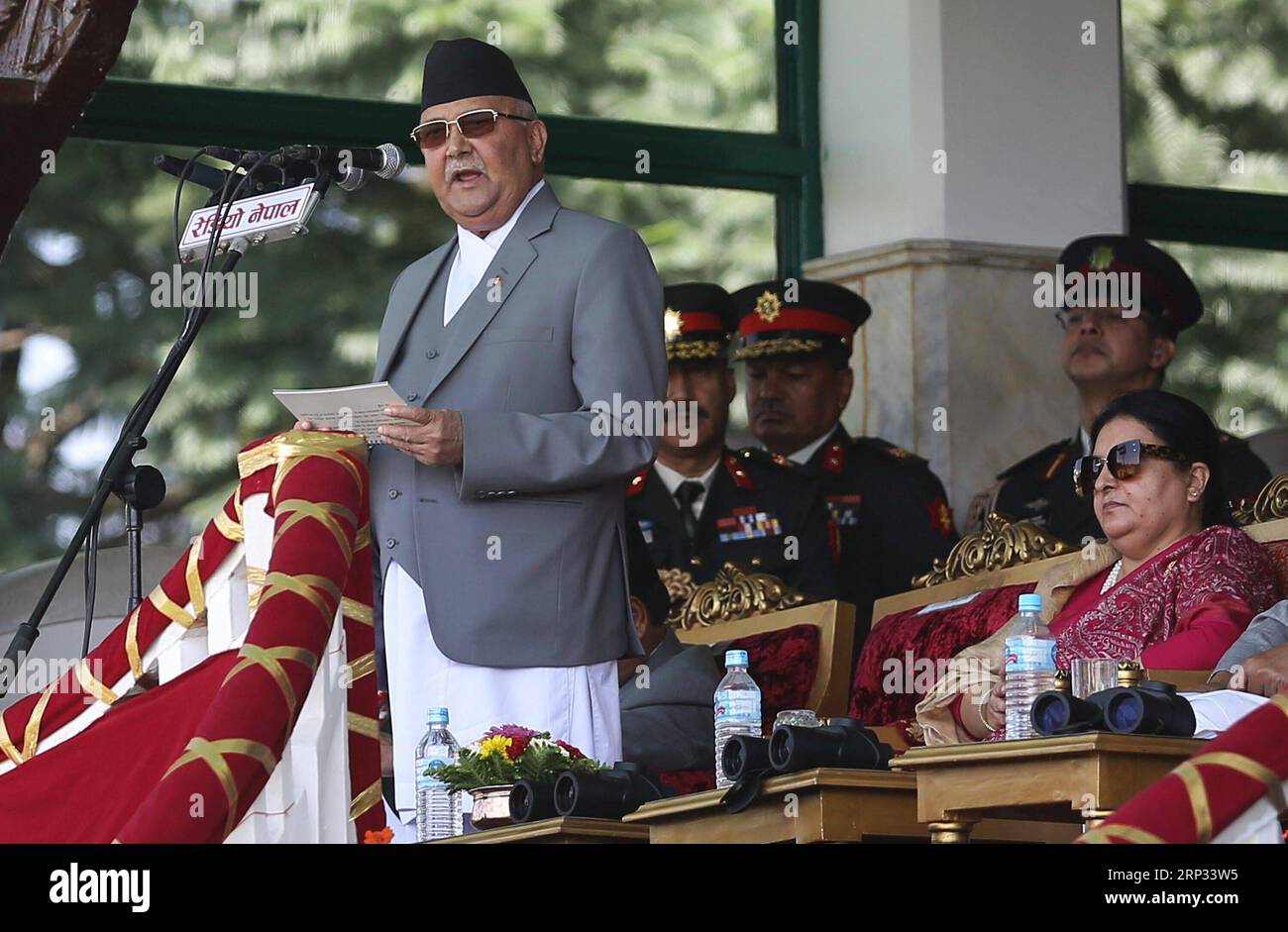 (180919) -- KATHMANDU, 19 settembre 2018 -- il primo ministro nepalese Khadga Prasad Sharma oli parla durante una funzione speciale che celebra la giornata della Costituzione al padiglione dell'esercito nepalese a Kathmandu, Nepal, 19 settembre 2018. Il Nepal, mercoledì, ha osservato il terzo giorno della Costituzione, noto anche come la giornata Nazionale, che segna l'anniversario della promulgazione della costituzione storica. ) (hy) NEPAL-KATHMANDU-FESTA DELLA COSTITUZIONE sunilxsharma PUBLICATIONxNOTxINxCHN Foto Stock