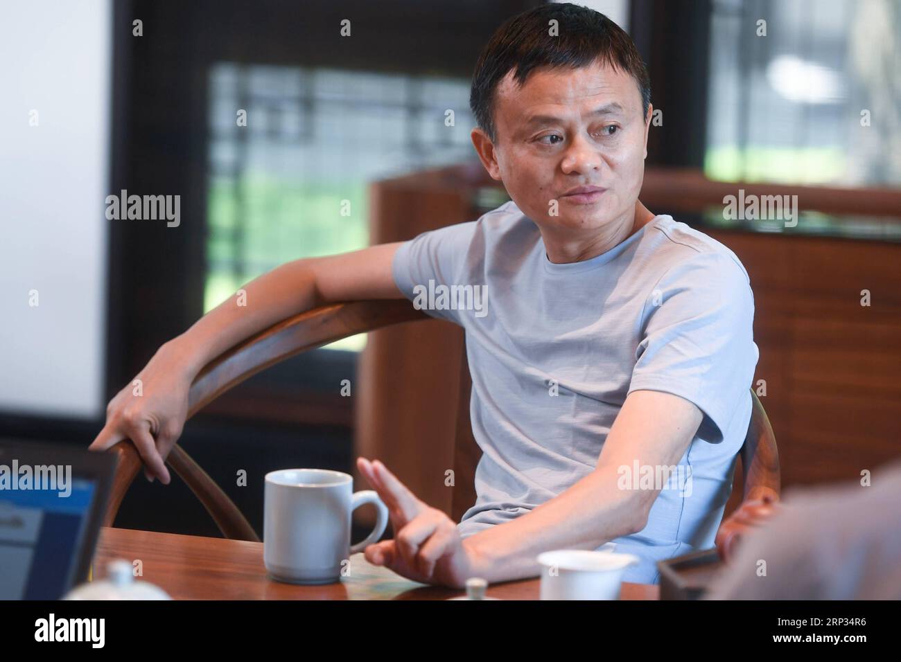 (180920) -- HANGZHOU, 20 settembre 2018 -- Jack ma, co-fondatore e presidente di Alibaba, parla in un'intervista esclusiva con Xinhua News Agency e risponde a domande riguardanti il suo prossimo pensionamento a Hangzhou, capitale della provincia dello Zhejiang della Cina orientale, 18 settembre 2018. Ma ha annunciato il 10 settembre che si sarebbe ritirato da Alibaba e avrebbe seguito un lavoro di beneficenza educativa, mentre Daniel Zhang sarebbe diventato presidente esecutivo, con effetto in un anno. Ma rimase fiducioso sul futuro di Alibaba e sperava di promuovere il lavoro educativo cinese nelle aree rurali. ) (MSJ) CHINA-ZHEJIANG-HANGZ Foto Stock