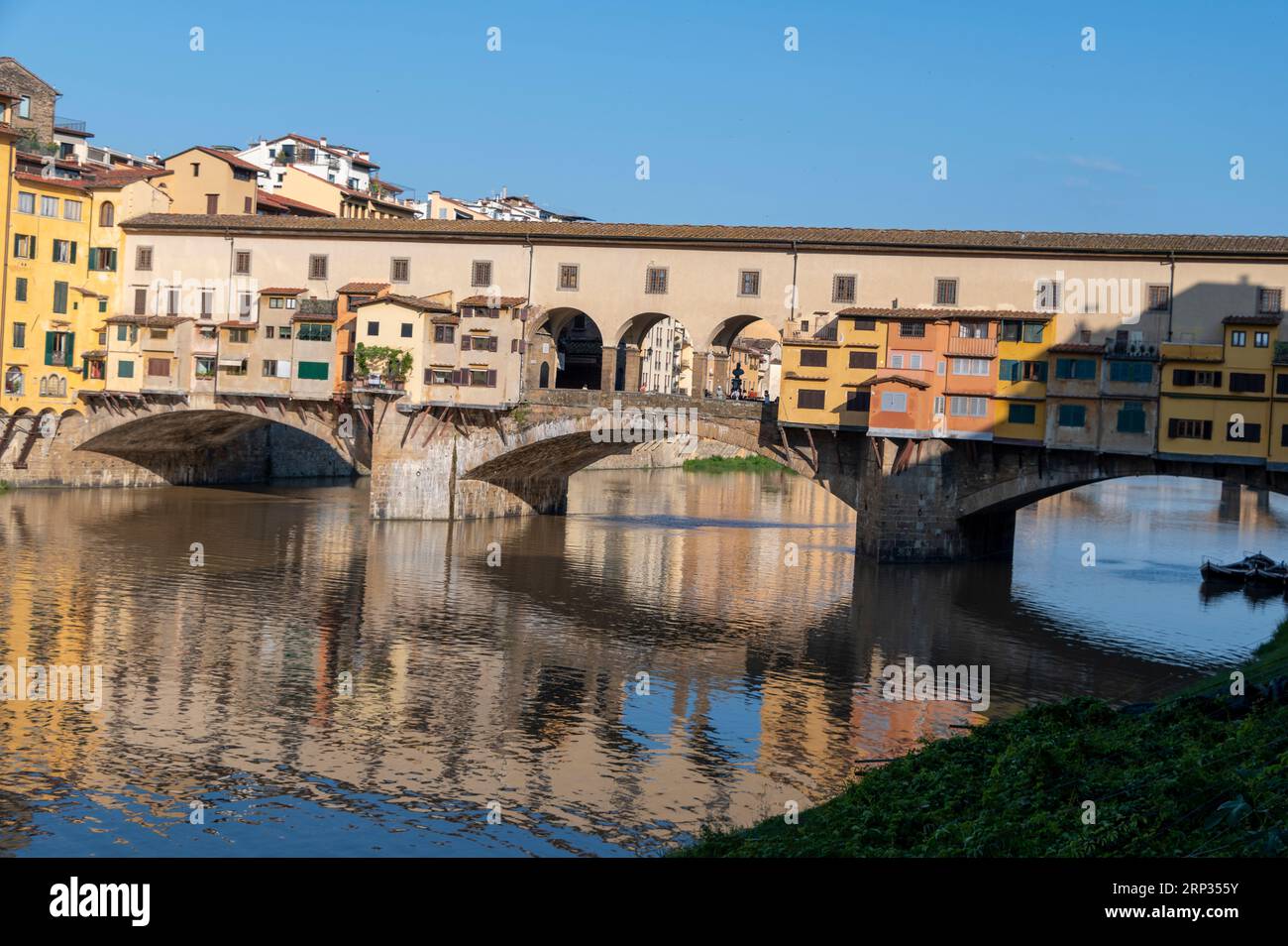 Il più antico ponte medievale sopravvissuto (Ponte Vecchio) con le sue origini romane, attraversato il fiume Arno a Firenze, nella regione Toscana d'Italia. Foto Stock