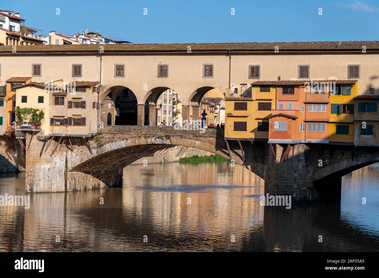 Il più antico ponte medievale sopravvissuto (Ponte Vecchio) con le sue origini romane, attraversato il fiume Arno a Firenze, nella regione Toscana d'Italia. Foto Stock