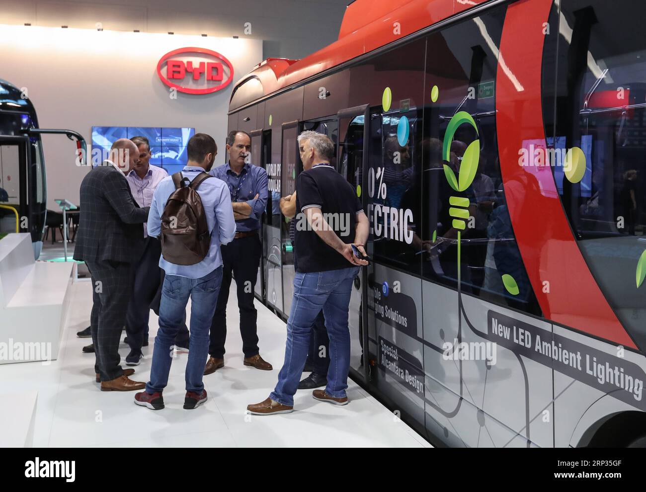 (180920) -- HANNOVER (GERMANIA), 20 settembre 2018 -- i visitatori sono presenti allo stand di BYD durante la fiera IAA Commercial Vehicles di Hannover, Germania, il 20 settembre 2018. La 67a fiera biennale comprende 2.174 espositori provenienti da circa 48 paesi e regioni. In totale, gli espositori presentano 435 anteprime mondiali per il settore dei veicoli commerciali su una superficie di 282.000 mq. ) GERMANIA-HANNOVER-IAA VEICOLI COMMERCIALI ShanxYuqi PUBLICATIONxNOTxINxCHN Foto Stock