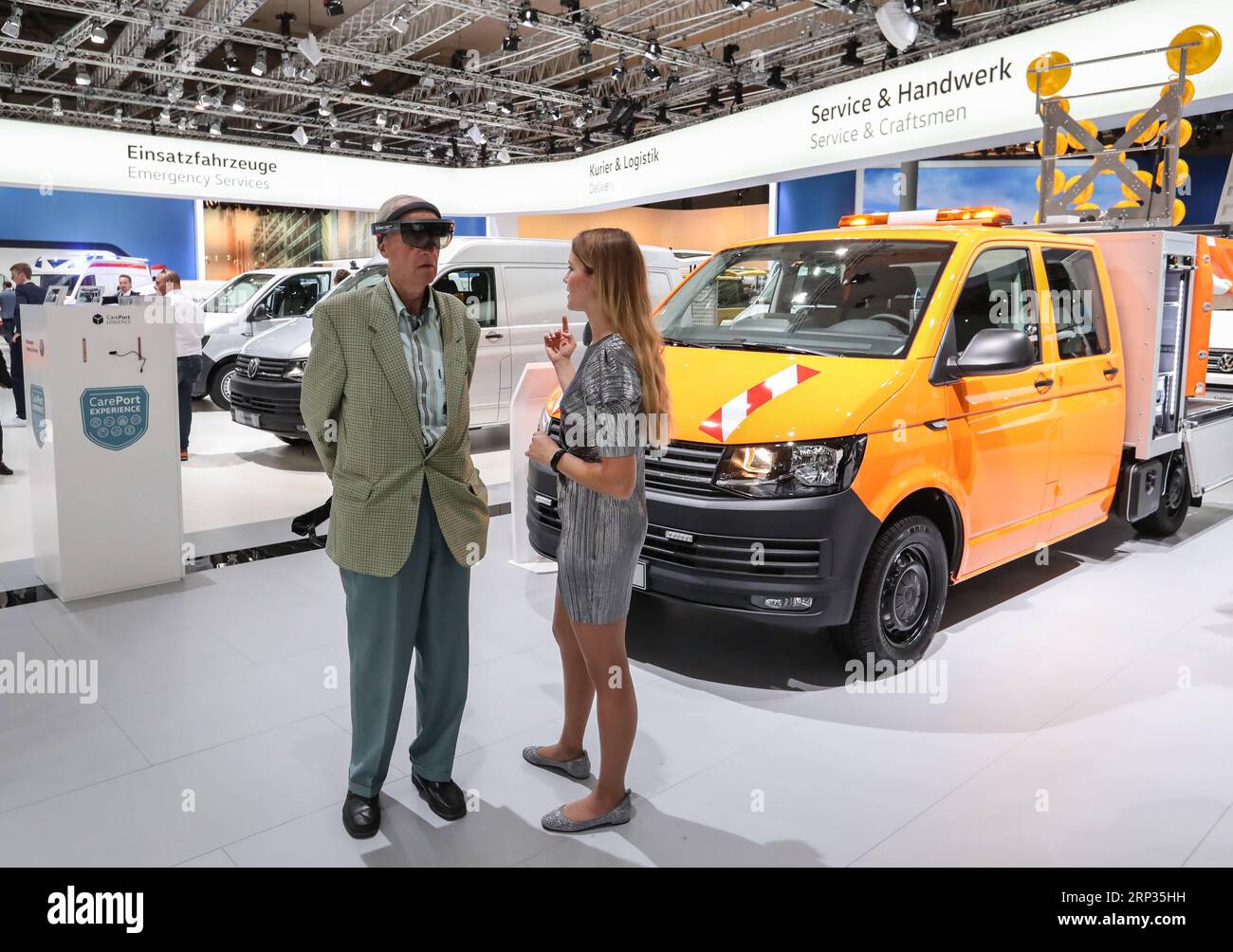 (180920) -- HANNOVER (GERMANIA), 20 settembre 2018 -- Un visitatore indossa un dispositivo VR durante i veicoli commerciali IAA di Hannover, Germania, il 20 settembre 2018. La 67a fiera biennale comprende 2.174 espositori provenienti da circa 48 paesi e regioni. In totale, gli espositori presentano 435 anteprime mondiali per il settore dei veicoli commerciali su una superficie di 282.000 mq. ) GERMANIA-HANNOVER-IAA VEICOLI COMMERCIALI ShanxYuqi PUBLICATIONxNOTxINxCHN Foto Stock