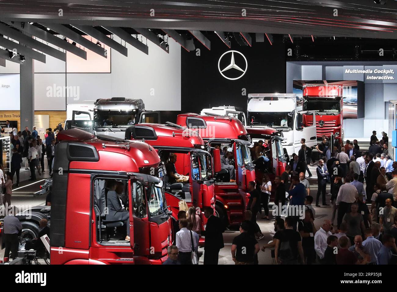 (180920) -- HANNOVER (GERMANIA), 20 settembre 2018 -- i visitatori sono visti allo stand di Daimler durante la fiera IAA Commercial Vehicles di Hannover, Germania, il 20 settembre 2018. La 67a fiera biennale comprende 2.174 espositori provenienti da circa 48 paesi e regioni. In totale, gli espositori presentano 435 anteprime mondiali per il settore dei veicoli commerciali su una superficie di 282.000 mq. ) GERMANIA-HANNOVER-IAA VEICOLI COMMERCIALI ShanxYuqi PUBLICATIONxNOTxINxCHN Foto Stock