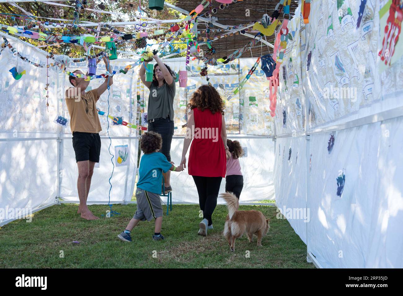 (180920) -- KIBBUTZ HULATA, 20 settembre 2018 -- israeliani costruiscono Sukkah per il prossimo festival Sukkot a Kibbutz Hulata della Galilea settentrionale, Israele, il 20 settembre 2018. Il Sukkot , Festa dei Tabernacoli, è una festa biblica della settimana che riprende i 40 anni di viaggio nel deserto dopo l'Esodo dalla schiavitù in Egitto. ISRAEL-KIBBUTZ HULATA-SUKKAH JINI/AyalxMargolin PUBLICATIONxNOTxINxCHN Foto Stock