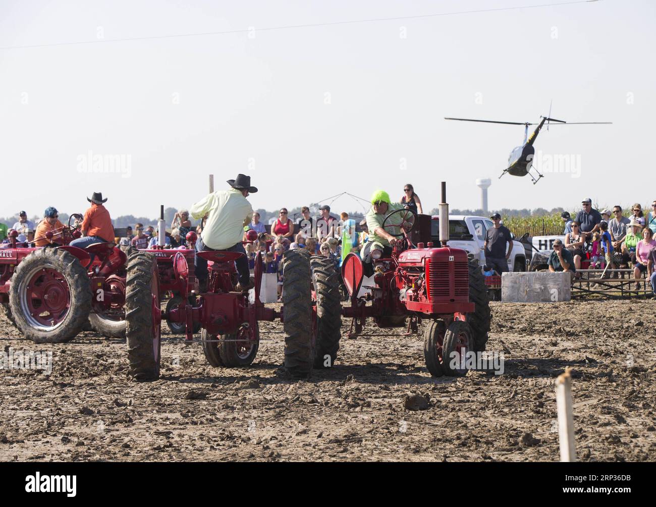 (180922) -- TORONTO, 22 settembre 2018 -- i conducenti si esibiscono con i loro trattori durante il Dancing Tractors Show del 2018 International Plowing Match and Rural Expo a Chatham-Kent, Ontario, Canada, 21 settembre 2018. ) (Jmmn) CANADA-ONTARIO-CHATHAM KENT-IPM-DANCING TRACTOR ZouxZheng PUBLICATIONxNOTxINxCHN Foto Stock