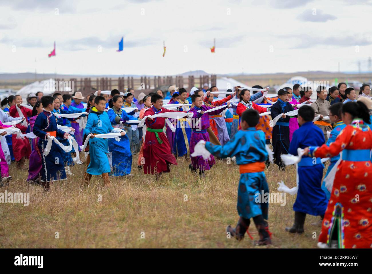 (180922) -- XILINGOL, 22 settembre 2018 -- bambini del gruppo etnico mongolo Hada, pezzi di seta utilizzati come regali di saluto, durante una fiera Nadam a Xilingol, regione autonoma della Mongolia interna della Cina settentrionale, 22 settembre 2018. Nadam è una festa tradizionale mongola in cui le persone celebrano i raccolti e pregano per la buona fortuna. Durante l'evento si svolgono attività come tiro con l'arco, lotta, corse di cavalli e spettacoli folcloristici. )(xmc) CHINA-INNER MONGOLIA-XILINGOL-NADAM FAIR (CN) PengxYuan PUBLICATIONxNOTxINxCHN Foto Stock