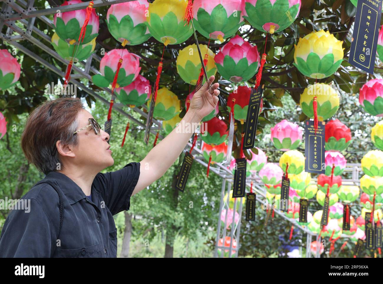 (180922) -- SHANGHAI, 22 settembre 2018 -- Un visitatore guarda una carta enddle poesie cinesi durante una serie di attività tenute per salutare il Mid-Autumn Festival a Shanghai, Cina orientale, 22 settembre 2018. Il tradizionale Festival cinese di metà autunno cade il 15° giorno dell'ottavo mese del calendario lunare cinese, che è il 24 settembre di quest'anno. )(xmc) CHINA-SHANGHAI-MID-AUTUMN FESTIVAL (CN) FangxZhe PUBLICATIONxNOTxINxCHN Foto Stock