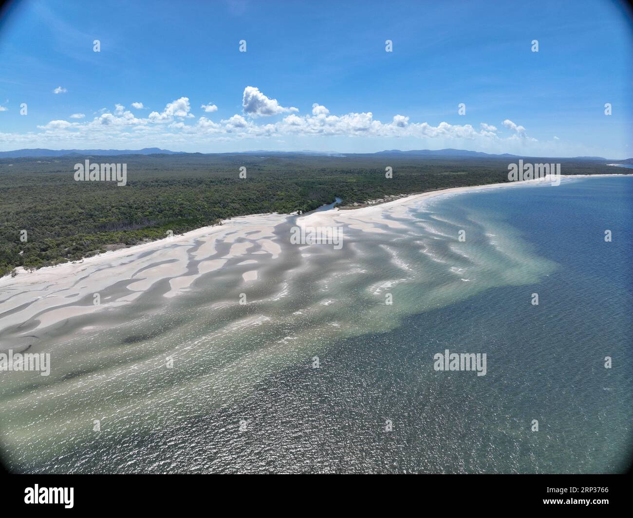 Vista aerea della spiaggia di sabbia dorata bianca e delle acque cristalline del fiume Lockhart Foto Stock