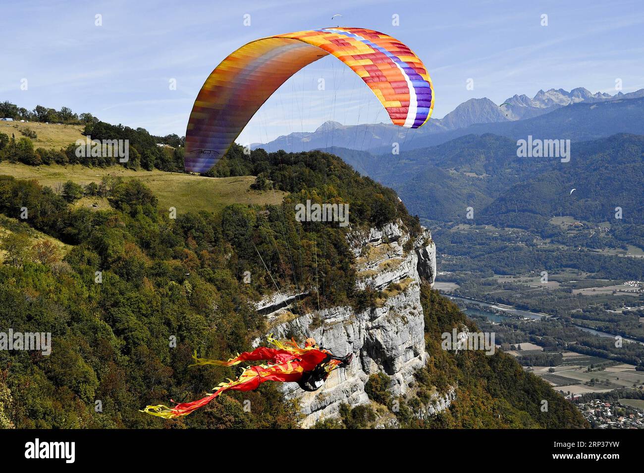 (180924) -- SAINT-HILAIRE, 24 settembre 2018 (Xinhua) -- Un pilota pratica un volo mascherato a Saint-Hilaire, Francia, il 22 settembre 2018. Il festival di quattro giorni degli sport aerei, Coupe Icare, si è concluso domenica. Alla sua 45esima edizione, la Coupe Icare quest'anno ha attirato circa 700 piloti accreditati e oltre 90.000 spettatori. (Xinhua/Chen Yichen) (SP)FRANCE-SAINT-HILAIRE-AIR SPORTS-45TH COUPE ICARE PUBLICATIONxNOTxINxCHN Foto Stock