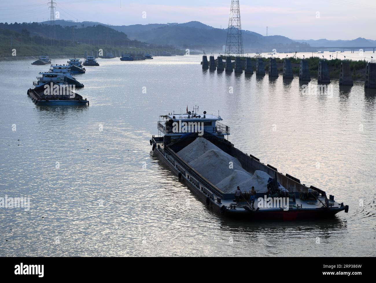 (180924) -- NANNING, 24 settembre 2018 -- le navi da carico passano la serratura della nave presso il bacino idrico di Changzhou, un progetto di conservazione dell'acqua sul fiume Xijiang, a Wuzhou, nella regione autonoma di Guangxi Zhuang, nella Cina meridionale, 21 settembre 2018. Il fiume Xijiang è un'importante via commerciale nel sud-ovest della Cina. ) (Zyd) CHINA-GUANGXI-WATER CHANNEL (CN) ZhouxHua PUBLICATIONxNOTxINxCHN Foto Stock