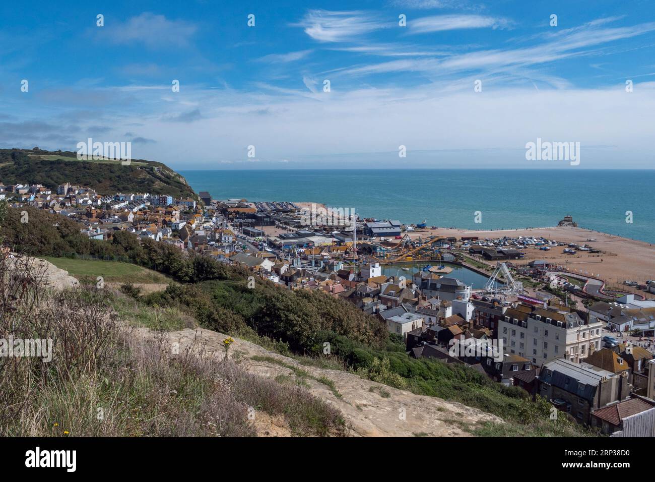 Vista dalla spiaggia del castello di Hastings di Stade a Hastings, East Sussex, Regno Unito. Foto Stock