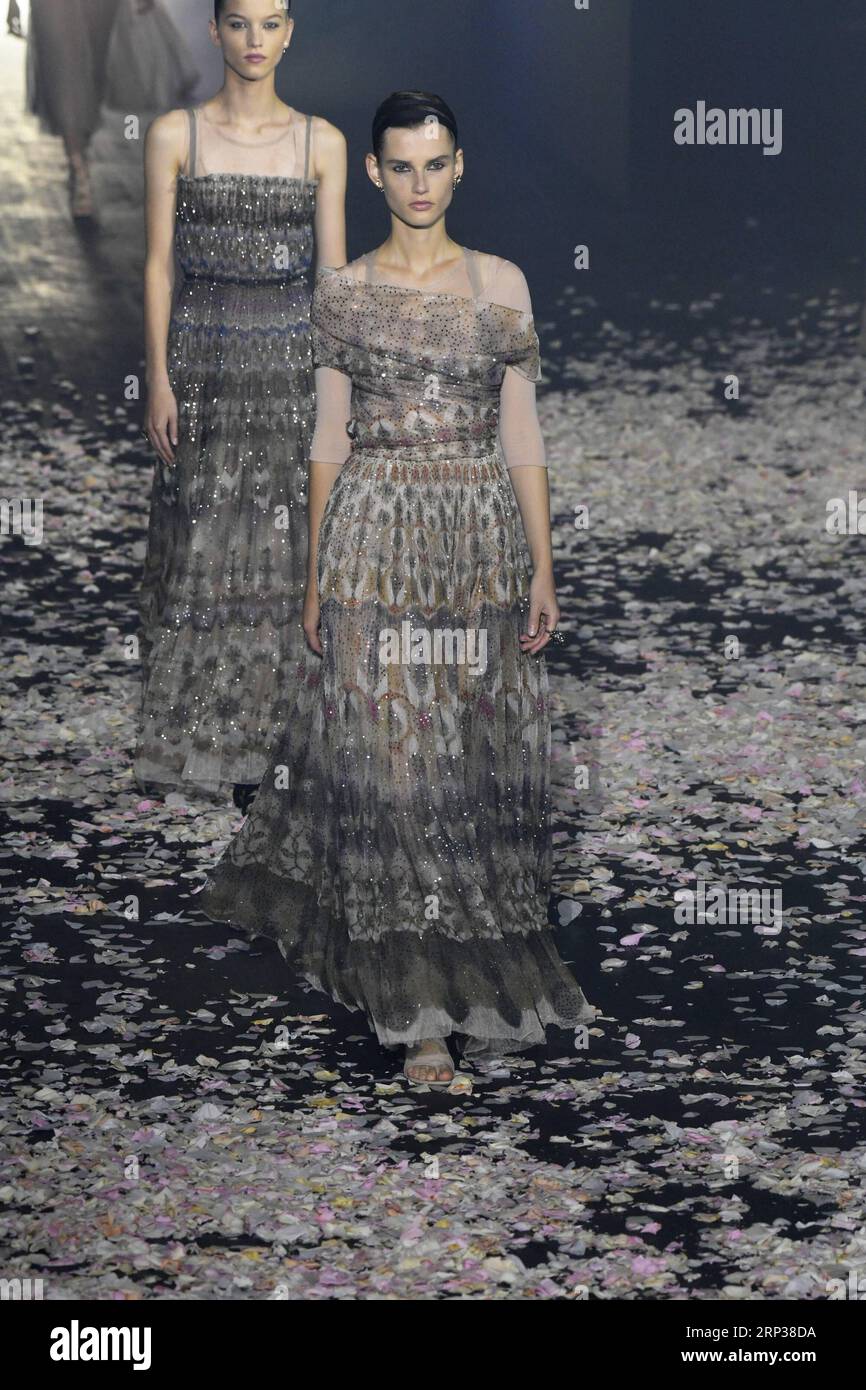 Collezione primavera christian dior immagini e fotografie stock ad alta risoluzione Alamy