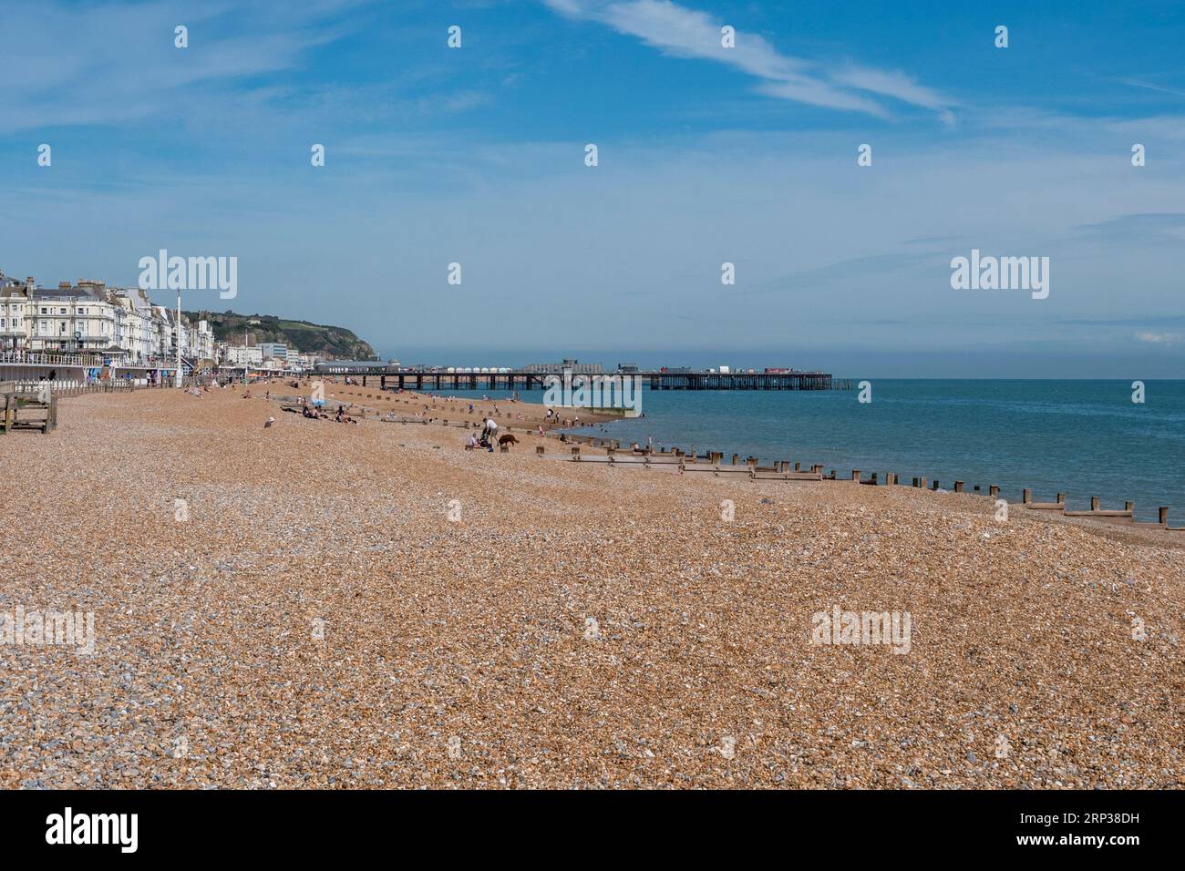 Vista generale delle spiagge che circondano il molo di Hastings, East Sussex, Regno Unito. Foto Stock