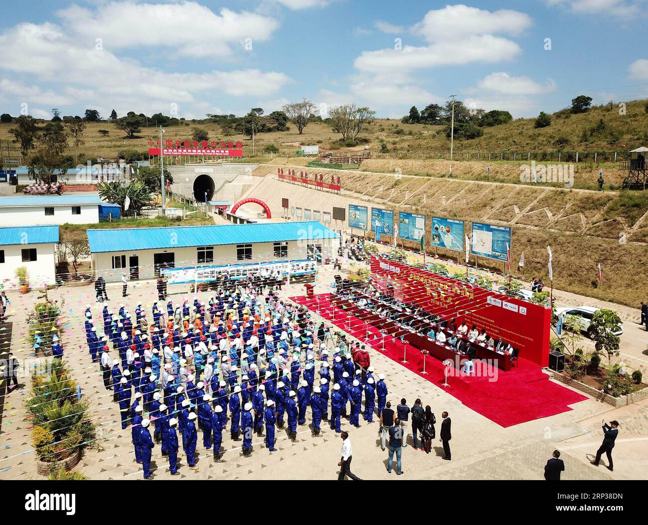 (180924) -- NAIROBI, 24 settembre 2018 -- foto scattata il 24 settembre 2018 mostra una cerimonia di svolta del tunnel di Ngong della Standard Gauge Railway (SGR) a Nairobi, capitale del Kenya. China Communications Construction Company (CCCC) ha perforato il tunnel ferroviario più lungo dell'Africa orientale, ha detto lunedì. Il tunnel fa parte della fase 2A della ferrovia a scartamento standard che collega Nairobi alla città di Naivasha. KENYA-NAIROBI-FERROVIA A SCARTAMENTO STANDARD-NGONG TUNNEL-CERIMONIA DI APERTURA WANGXTENG PUBLICATIONXNOTXINXCHN Foto Stock