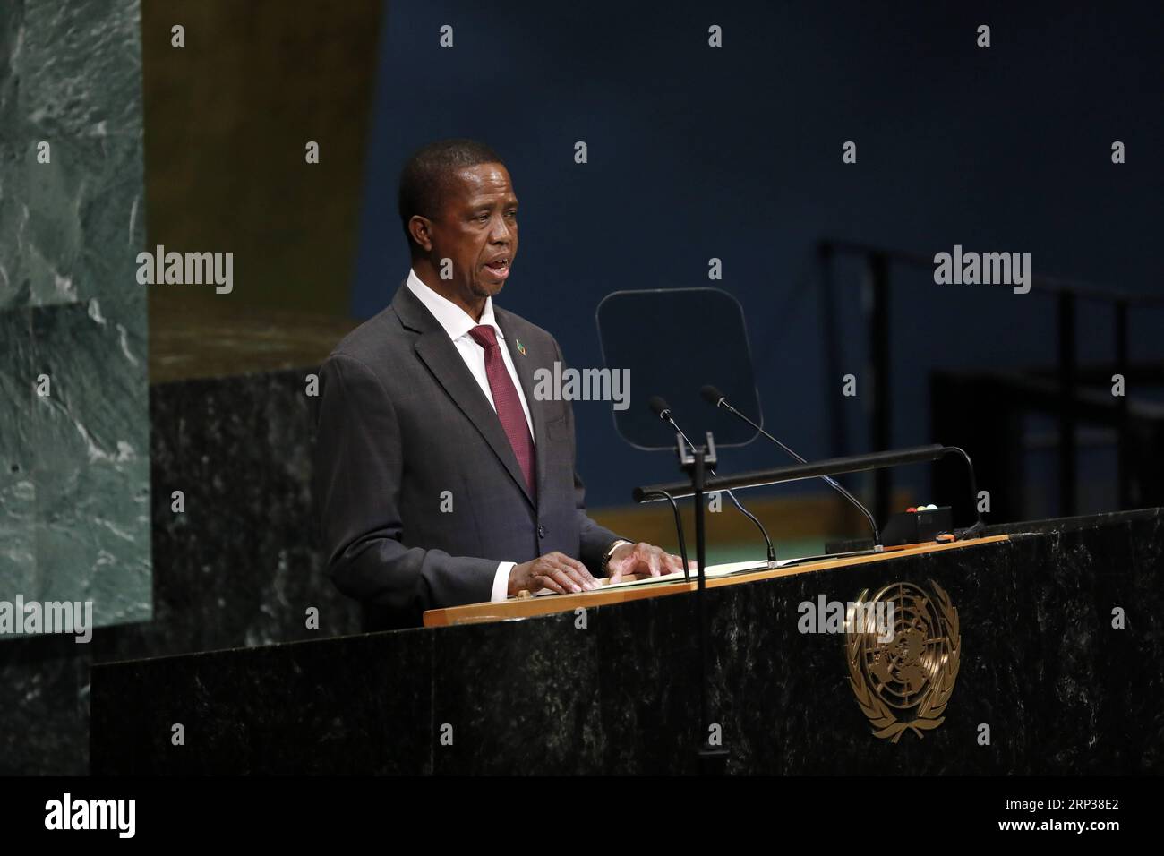 (180924) -- NAZIONI UNITE, 24 settembre 2018 -- il presidente dello Zambia Edgar Lungu si rivolge al vertice di Nelson Mandela per la pace tenutosi durante la riunione annuale di alto livello dell'Assemblea generale delle Nazioni Unite in corso presso la sede delle Nazioni Unite a New York, il 24 settembre 2018. Il Segretario generale delle Nazioni Unite Antonio Guterres ha detto lunedì che Nelson Mandela incarnava i valori più alti dell'organismo mondiale, in ricordo del defunto leader sudafricano che era un segno distintivo nella lotta contro l'apartheid. ASSEMBLEA GENERALE DELLE NAZIONI UNITE - NELSON MANDELA SUMMIT PER LA PACE LIXMUZI PUBLICATIONXNOTXINXCHN Foto Stock